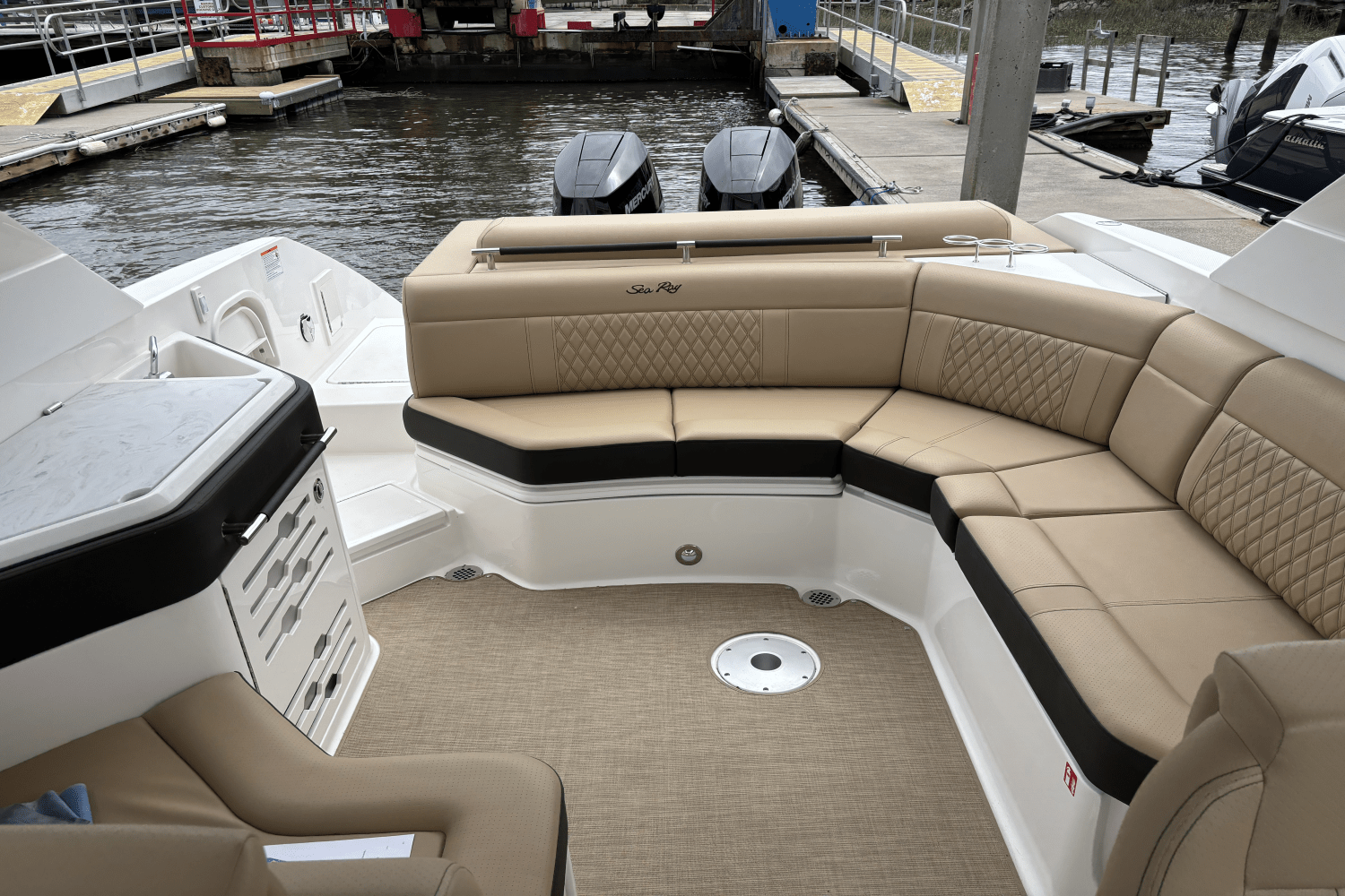 Slide: The Image of Sea Ray SLX 310 Outboard 2025 - 12