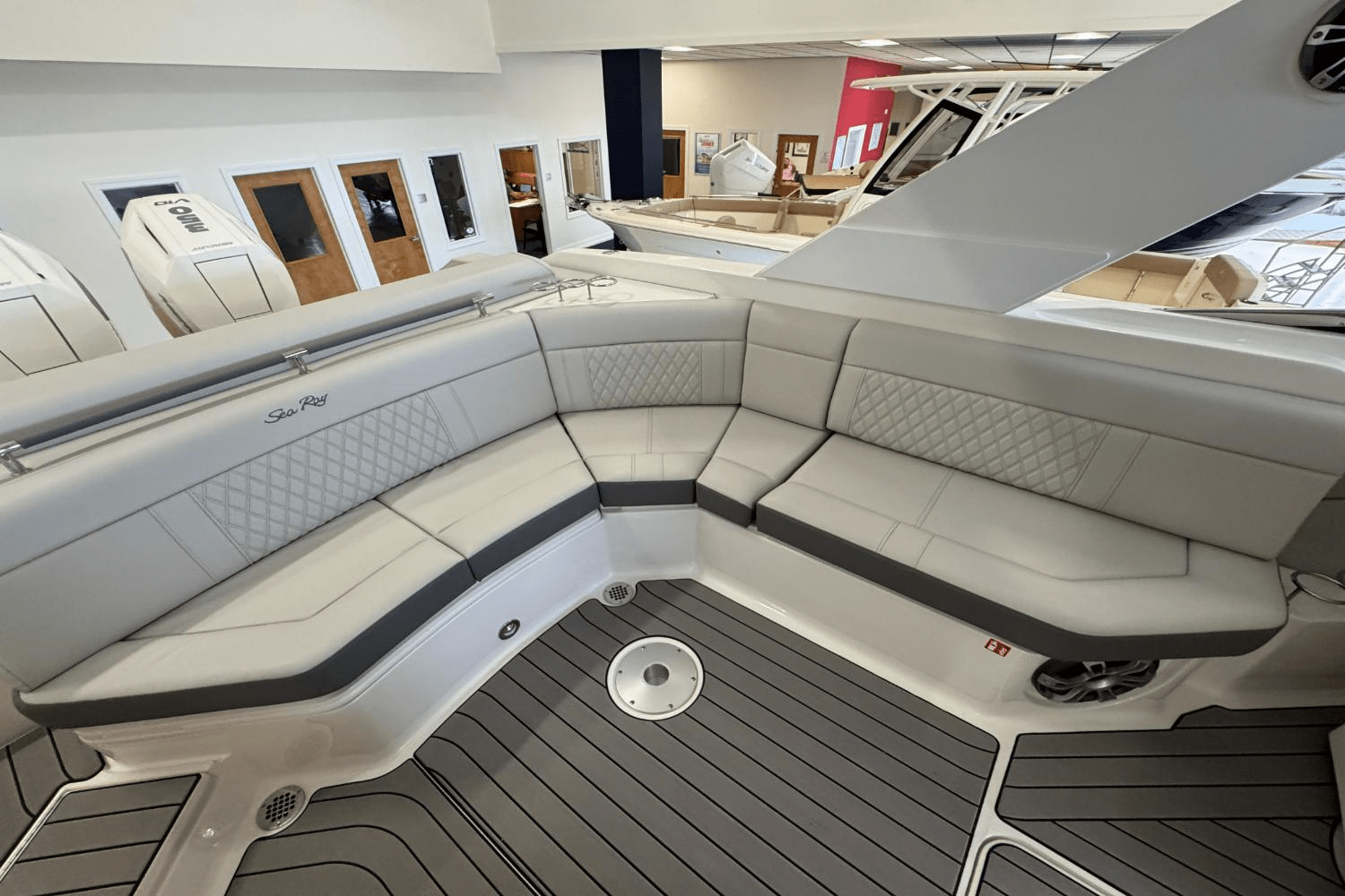 Slide: The Image of Sea Ray SLX 310 Outboard 2025 - 13
