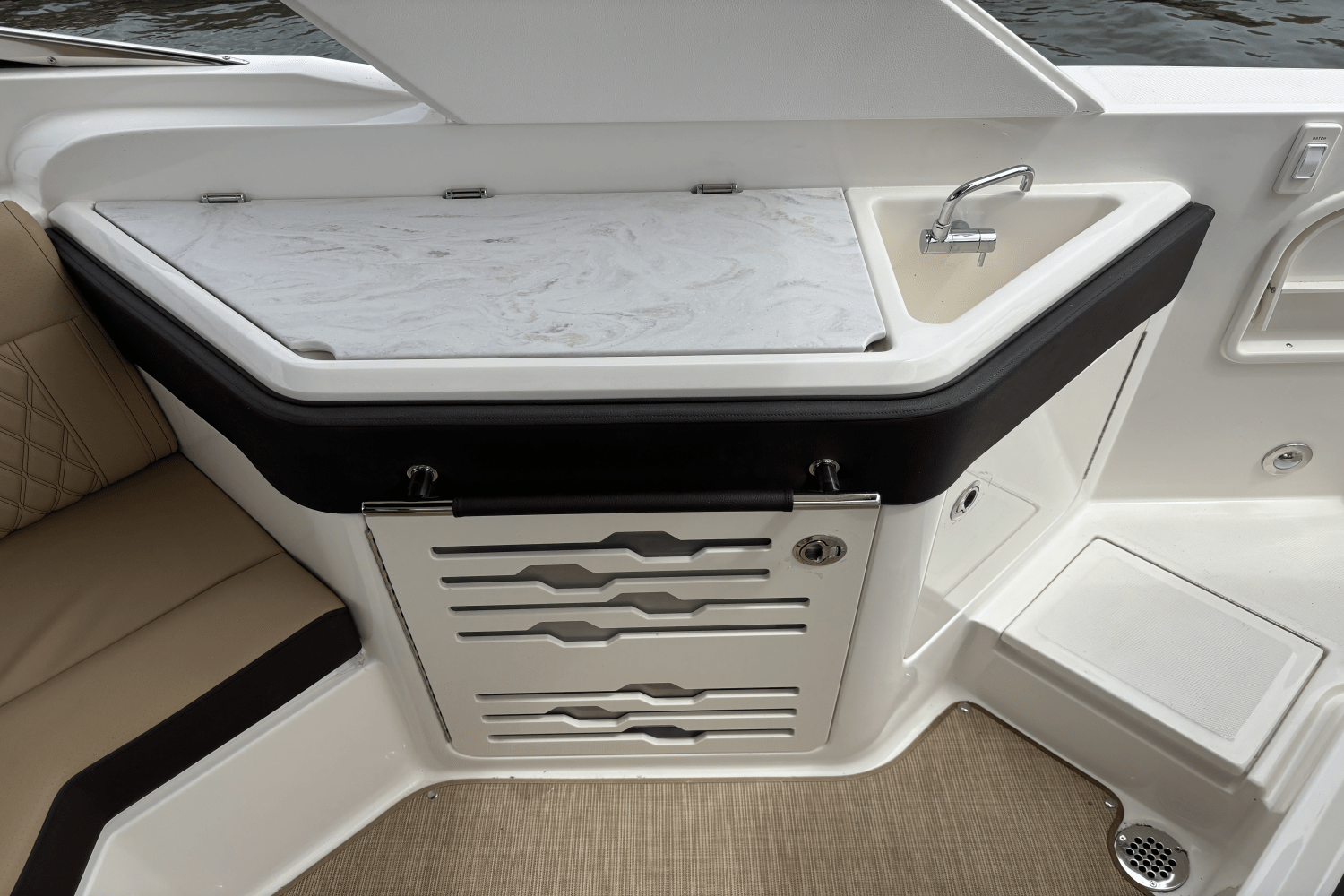 Slide: The Image of Sea Ray SLX 310 Outboard 2025 - 14