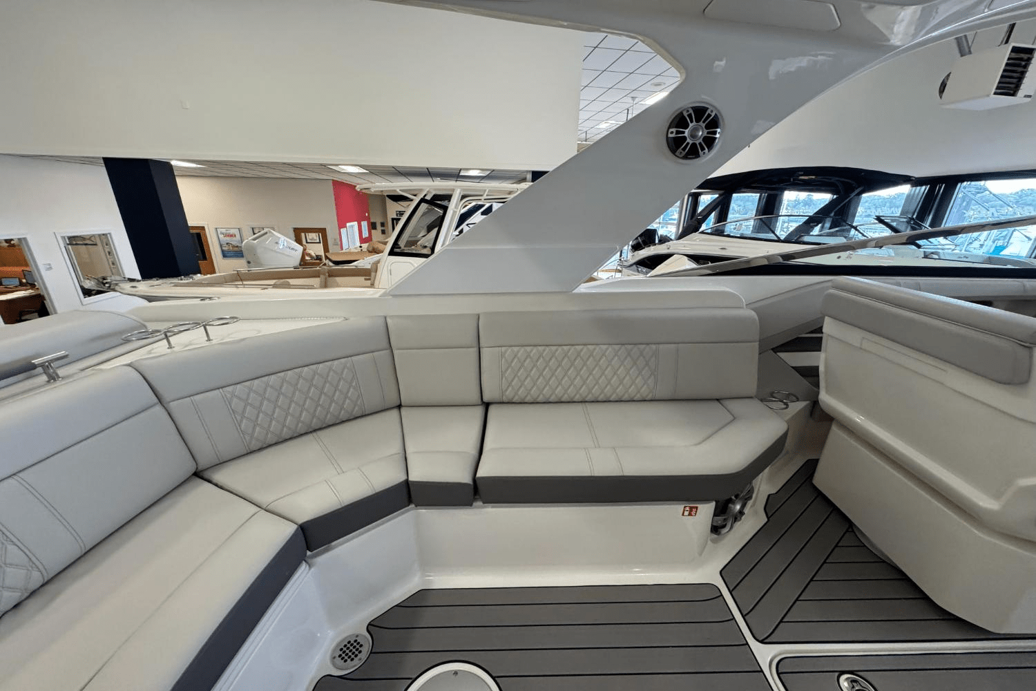 Slide: The Image of Sea Ray SLX 310 Outboard 2025 - 14