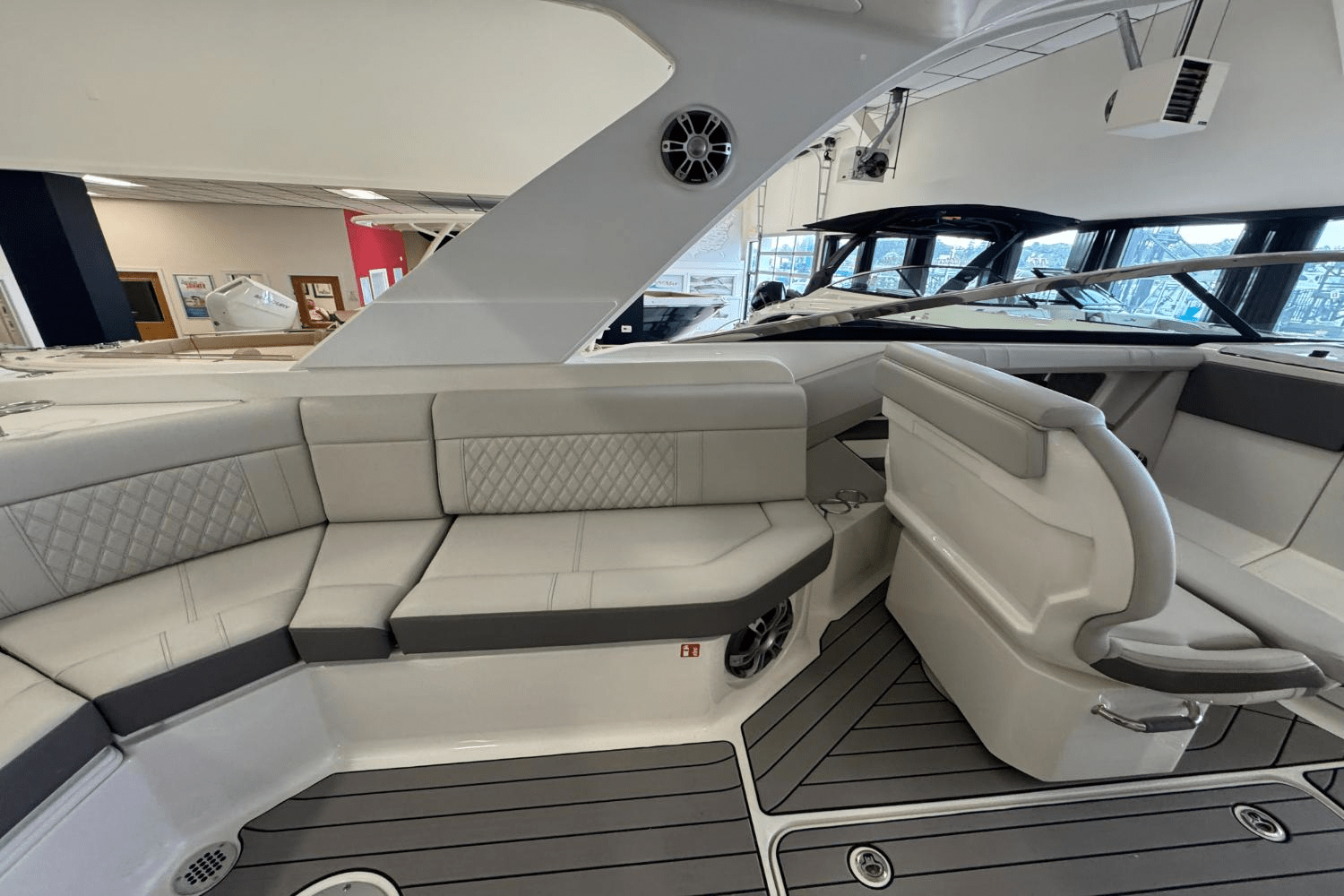 Slide: The Image of Sea Ray SLX 310 Outboard 2025 - 15