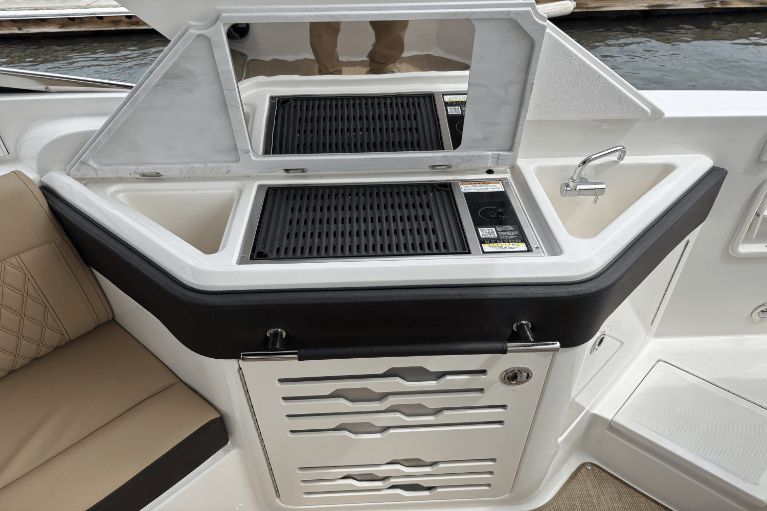 Slide: The Image of Sea Ray SLX 310 Outboard 2025 - 15
