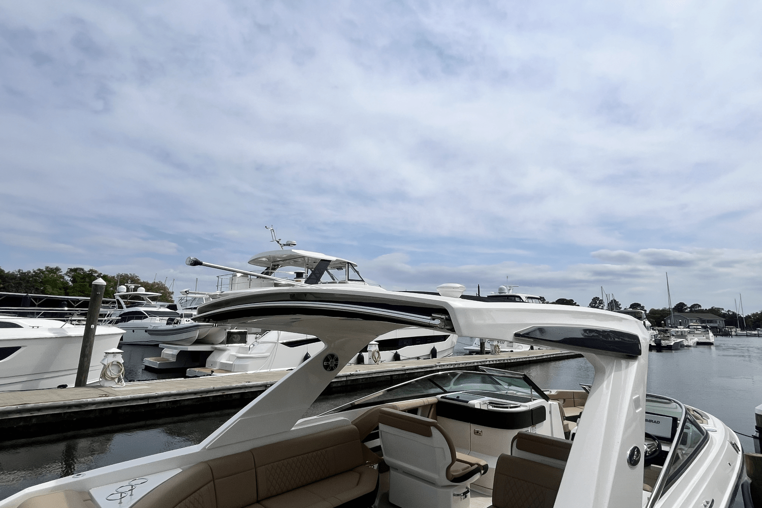 Slide: The Image of Sea Ray SLX 310 Outboard 2025 - 15