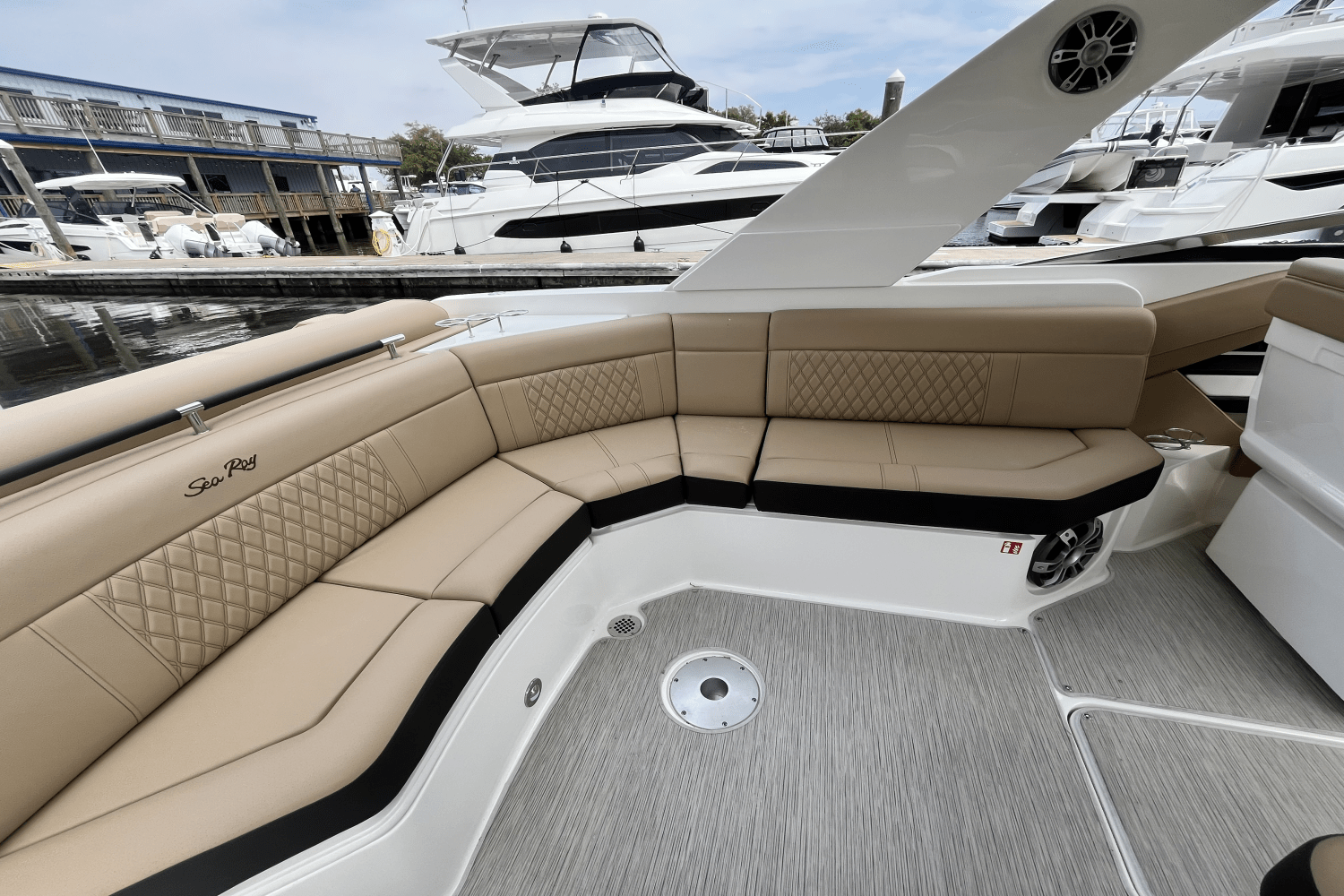 Slide: The Image of Sea Ray SLX 310 Outboard 2025 - 16