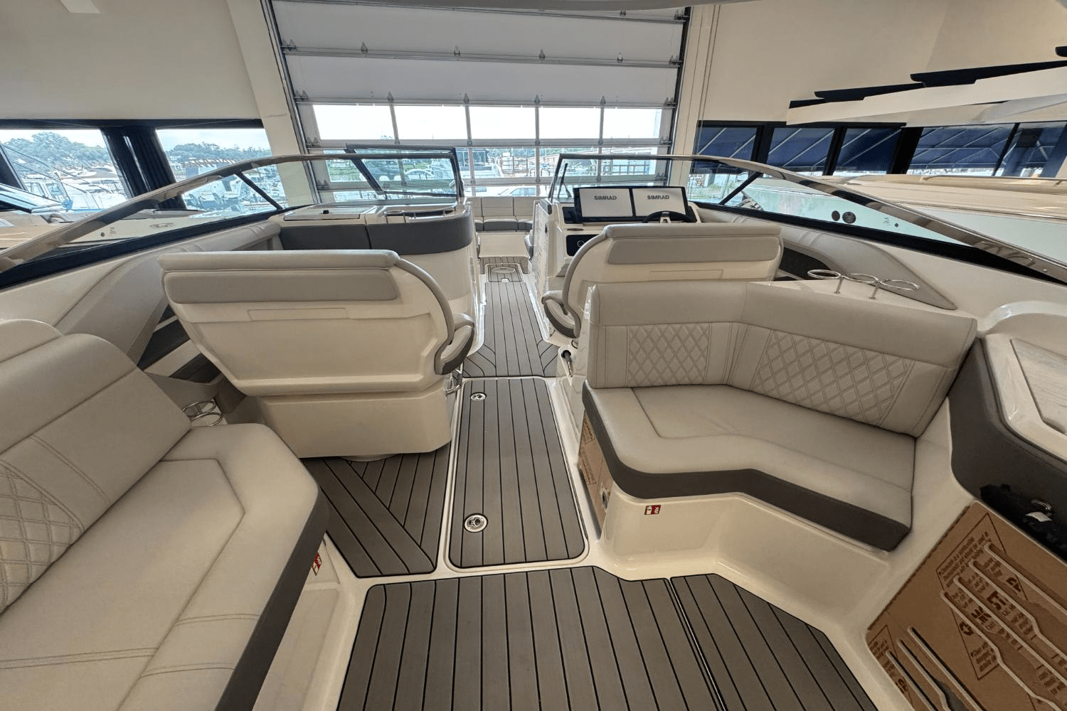 Slide: The Image of Sea Ray SLX 310 Outboard 2025 - 16