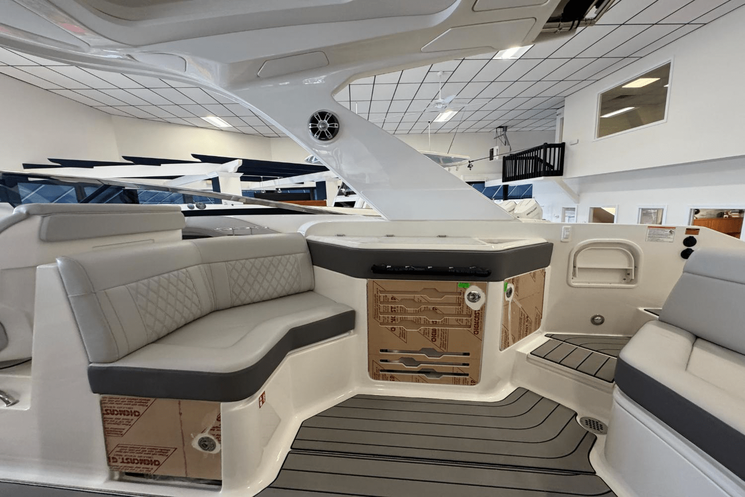 Slide: The Image of Sea Ray SLX 310 Outboard 2025 - 17