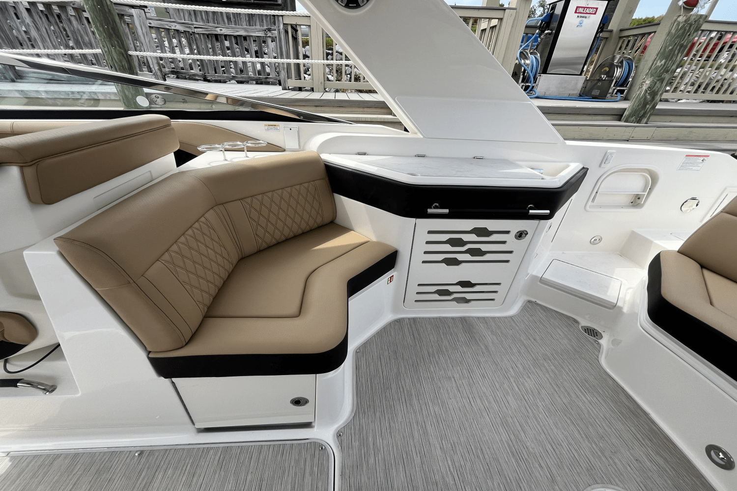 Slide: The Image of Sea Ray SLX 310 Outboard 2025 - 17