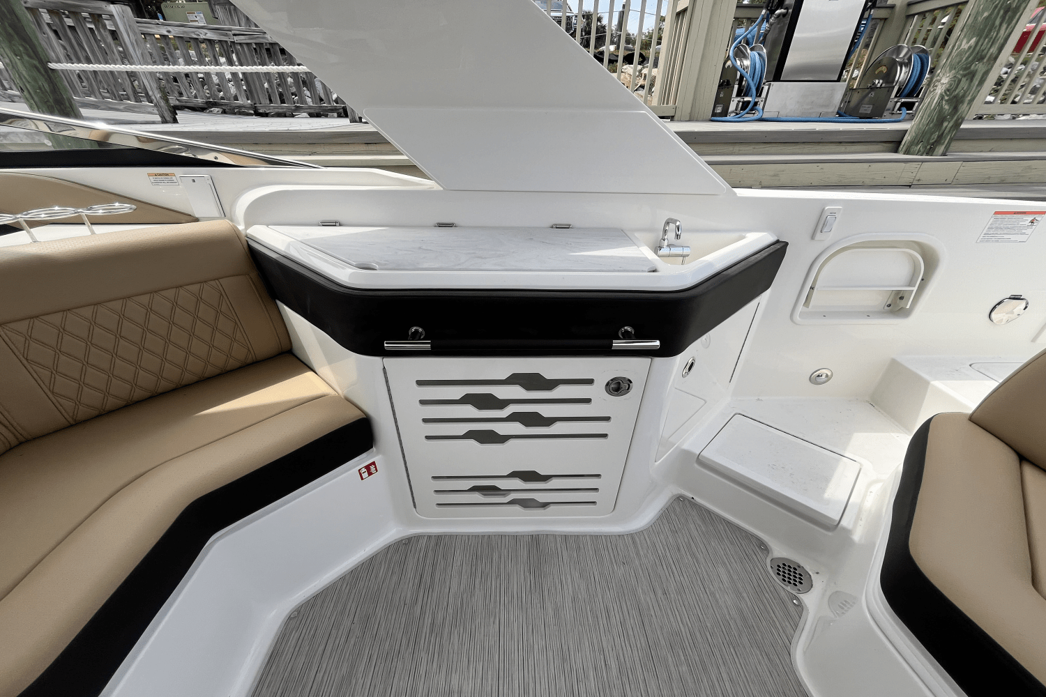 Slide: The Image of Sea Ray SLX 310 Outboard 2025 - 18