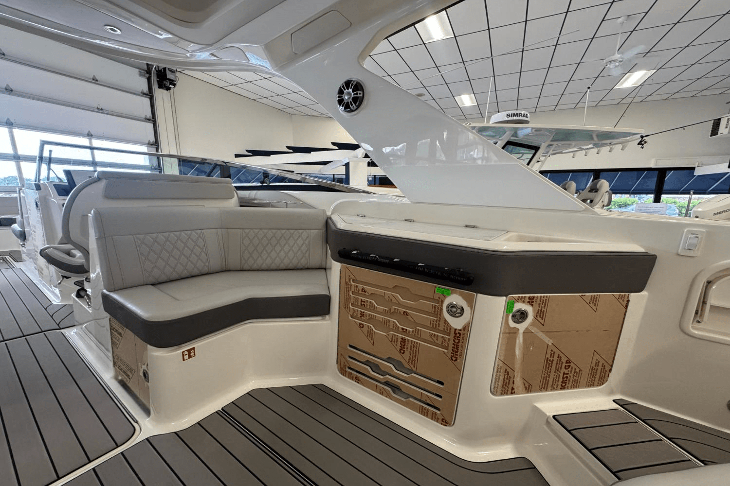 Slide: The Image of Sea Ray SLX 310 Outboard 2025 - 18