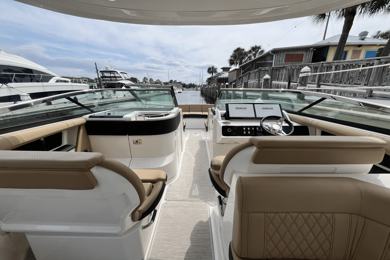 Slide: The Image of Sea Ray SLX 310 Outboard 2025 - 19