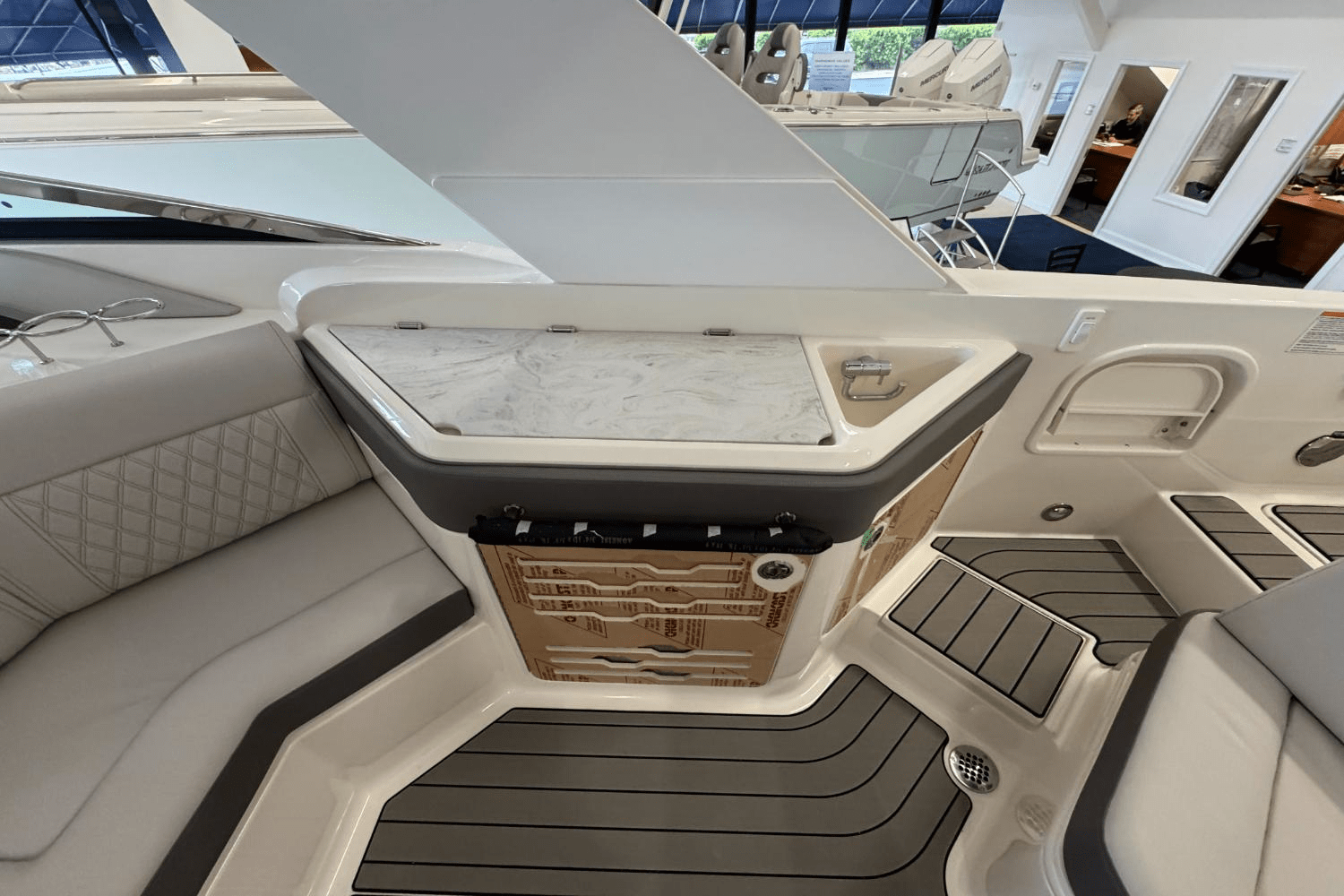 Slide: The Image of Sea Ray SLX 310 Outboard 2025 - 19