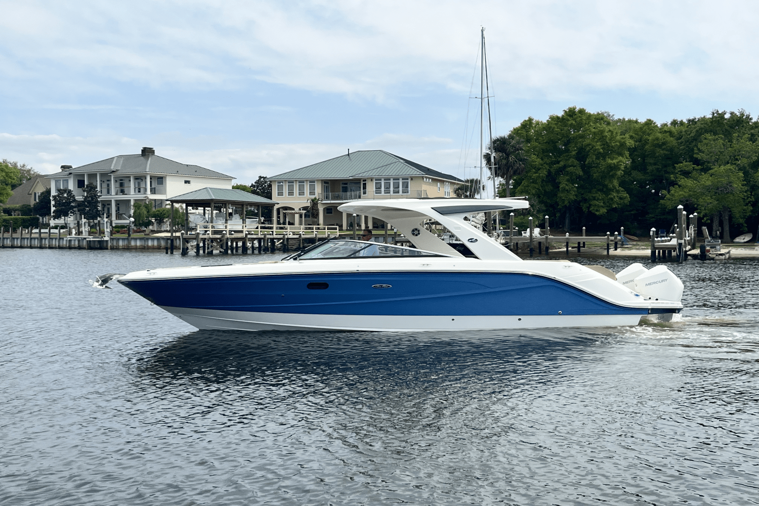 Slide: The Image of Sea Ray SLX 310 Outboard 2025 - 2