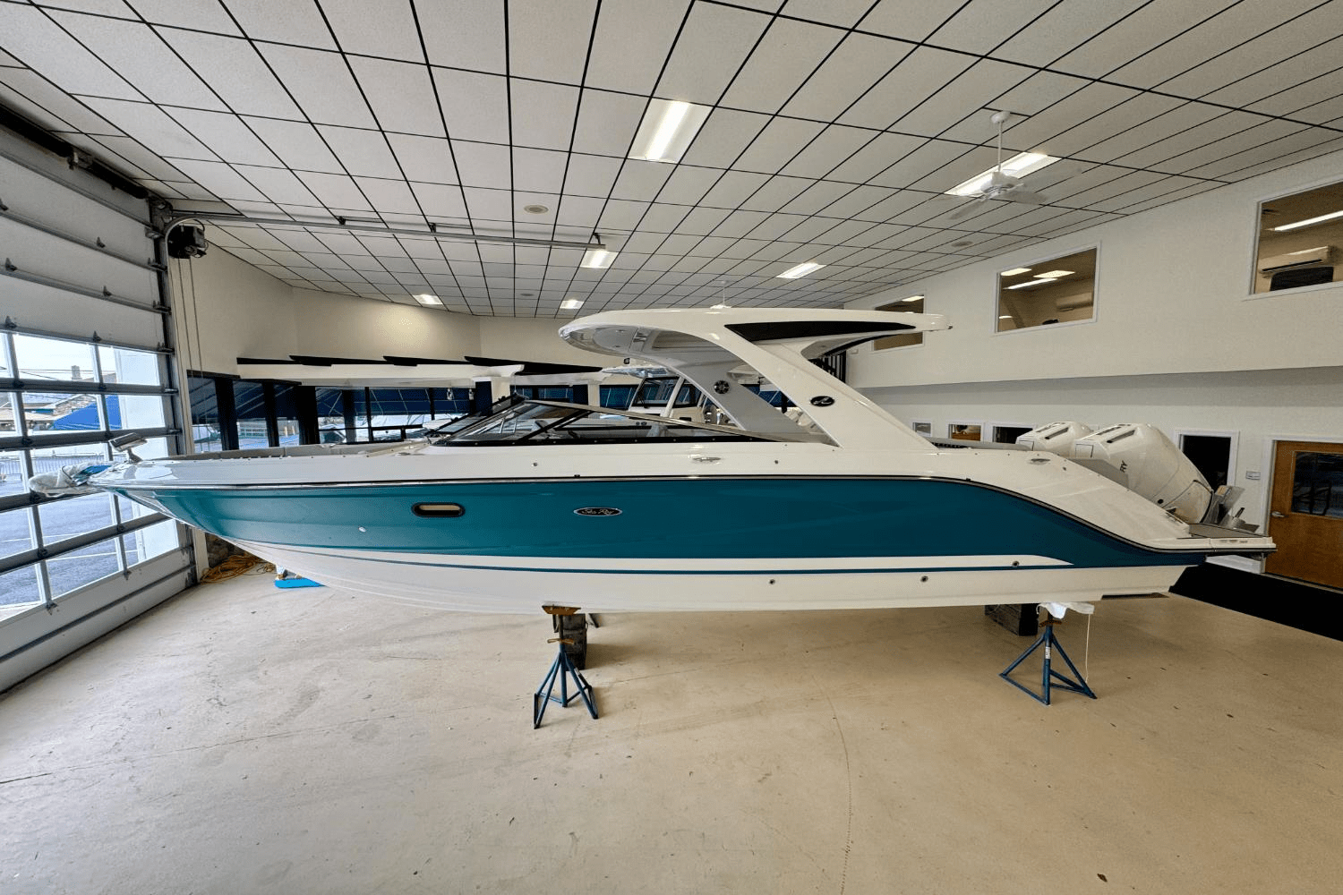 Slide: The Image of Sea Ray SLX 310 Outboard 2025 - 2