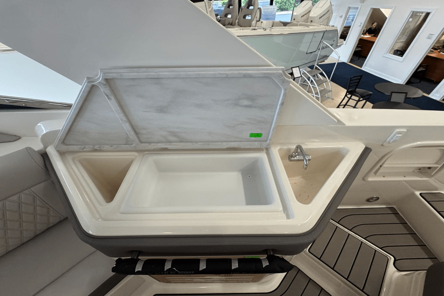 Slide: The Image of Sea Ray SLX 310 Outboard 2025 - 20