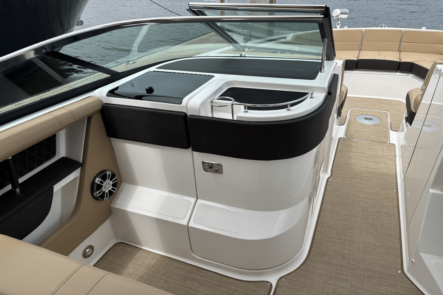 Slide: The Image of Sea Ray SLX 310 Outboard 2025 - 20