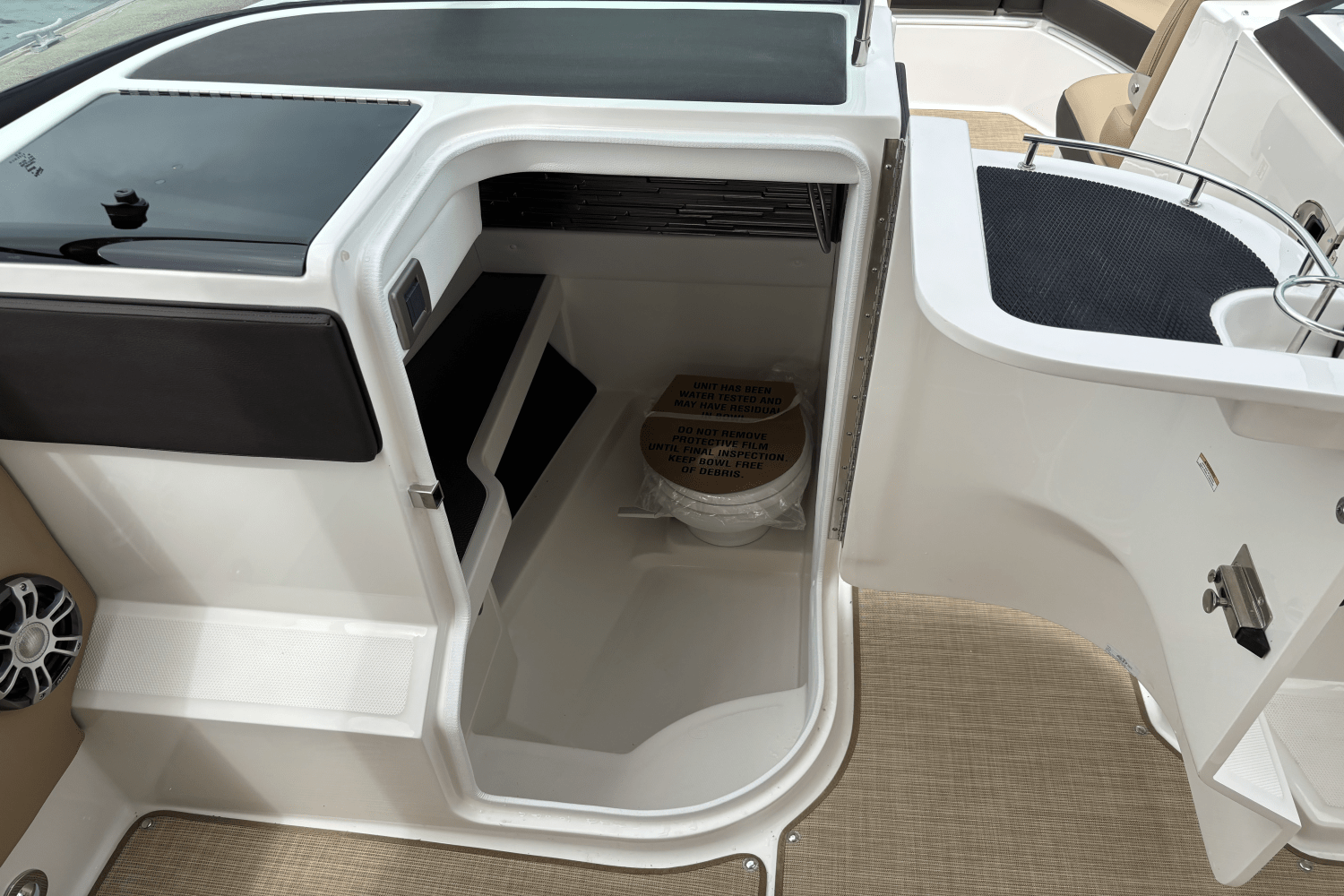 Slide: The Image of Sea Ray SLX 310 Outboard 2025 - 21