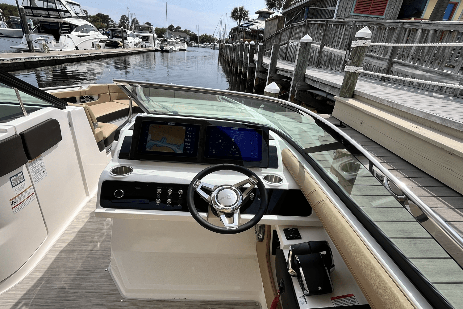 Slide: The Image of Sea Ray SLX 310 Outboard 2025 - 21