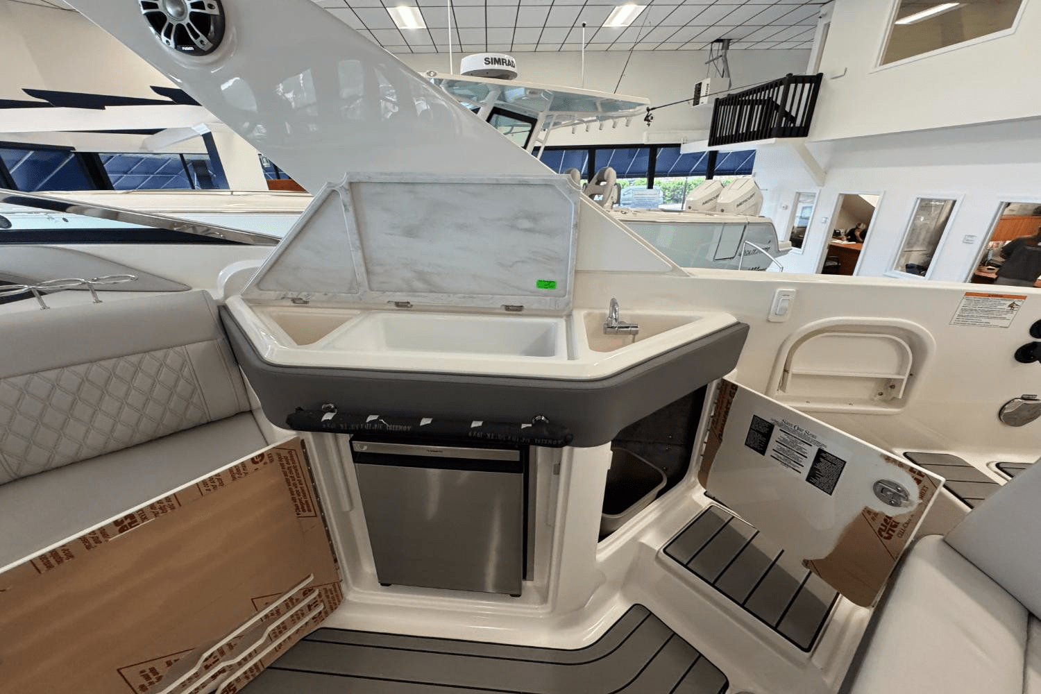 Slide: The Image of Sea Ray SLX 310 Outboard 2025 - 21