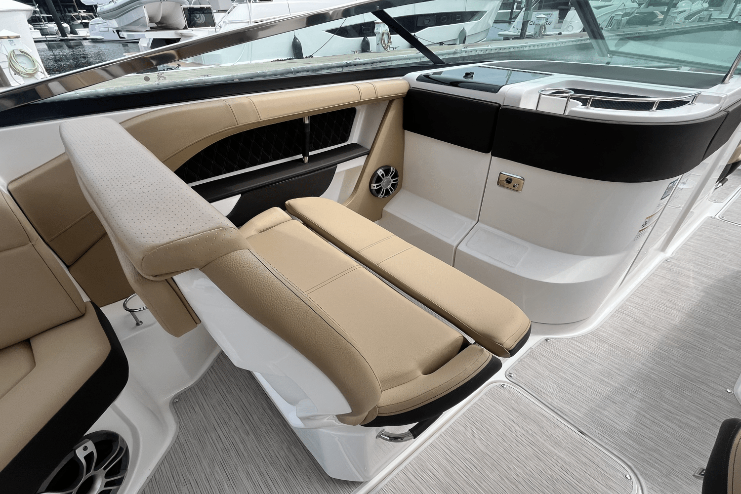 Slide: The Image of Sea Ray SLX 310 Outboard 2025 - 22