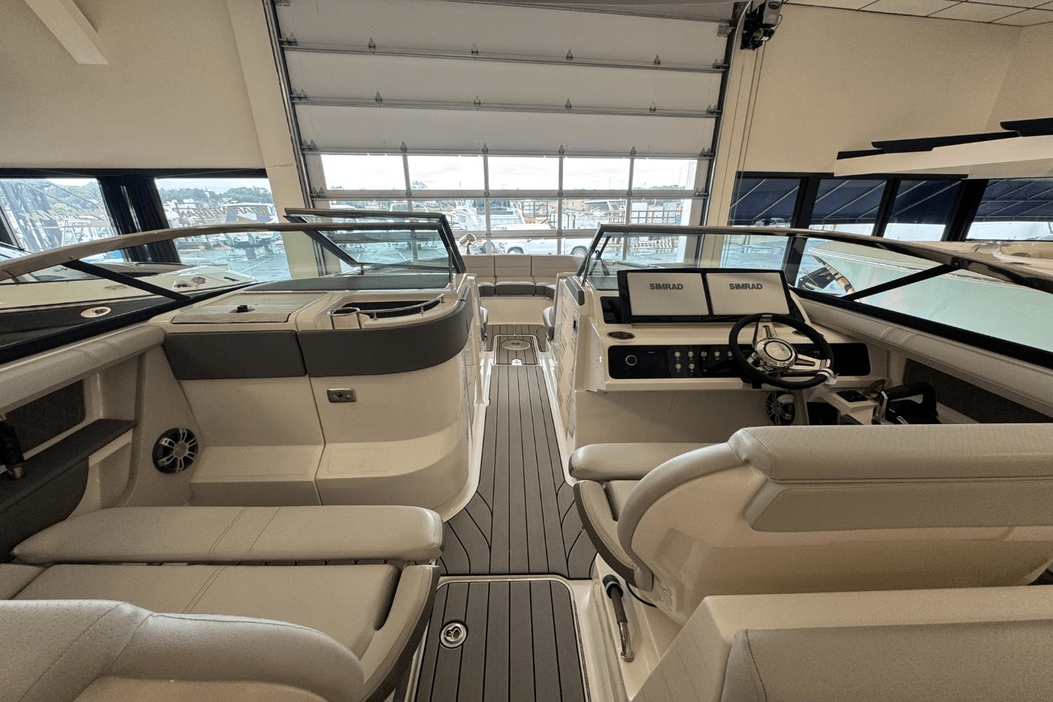 Slide: The Image of Sea Ray SLX 310 Outboard 2025 - 22