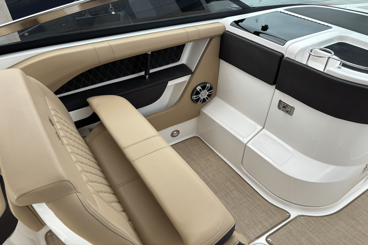 Slide: The Image of Sea Ray SLX 310 Outboard 2025 - 22