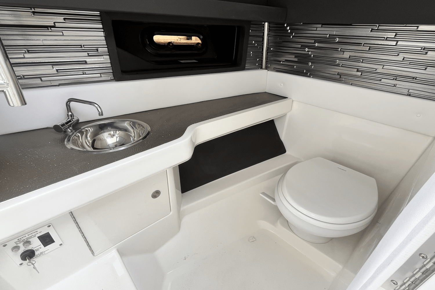 Slide: The Image of Sea Ray SLX 310 Outboard 2025 - 23