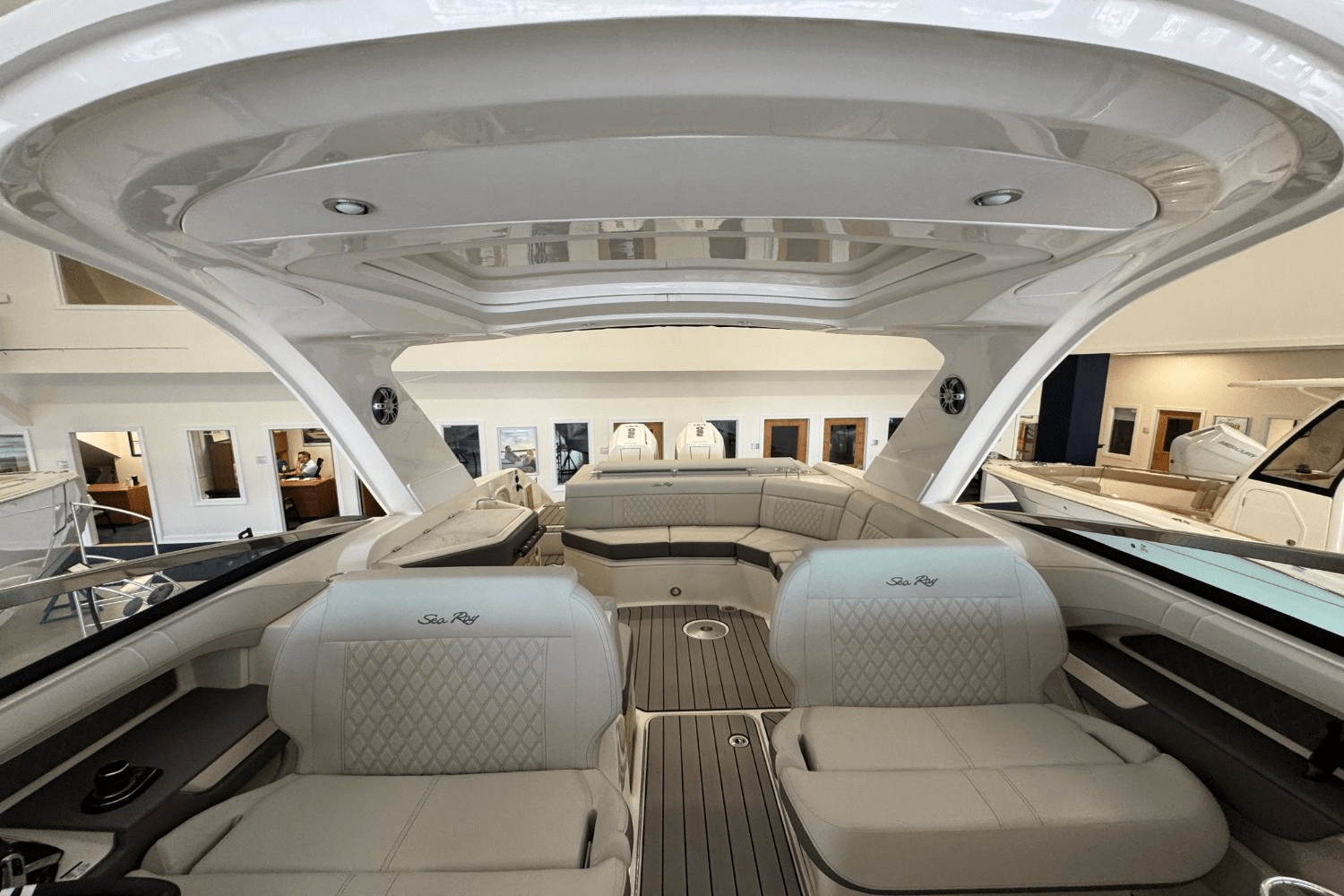 Slide: The Image of Sea Ray SLX 310 Outboard 2025 - 27