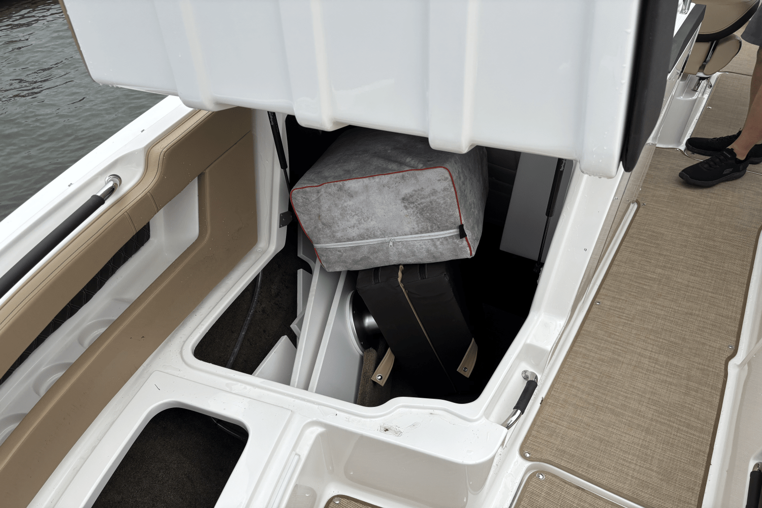 Slide: The Image of Sea Ray SLX 310 Outboard 2025 - 27