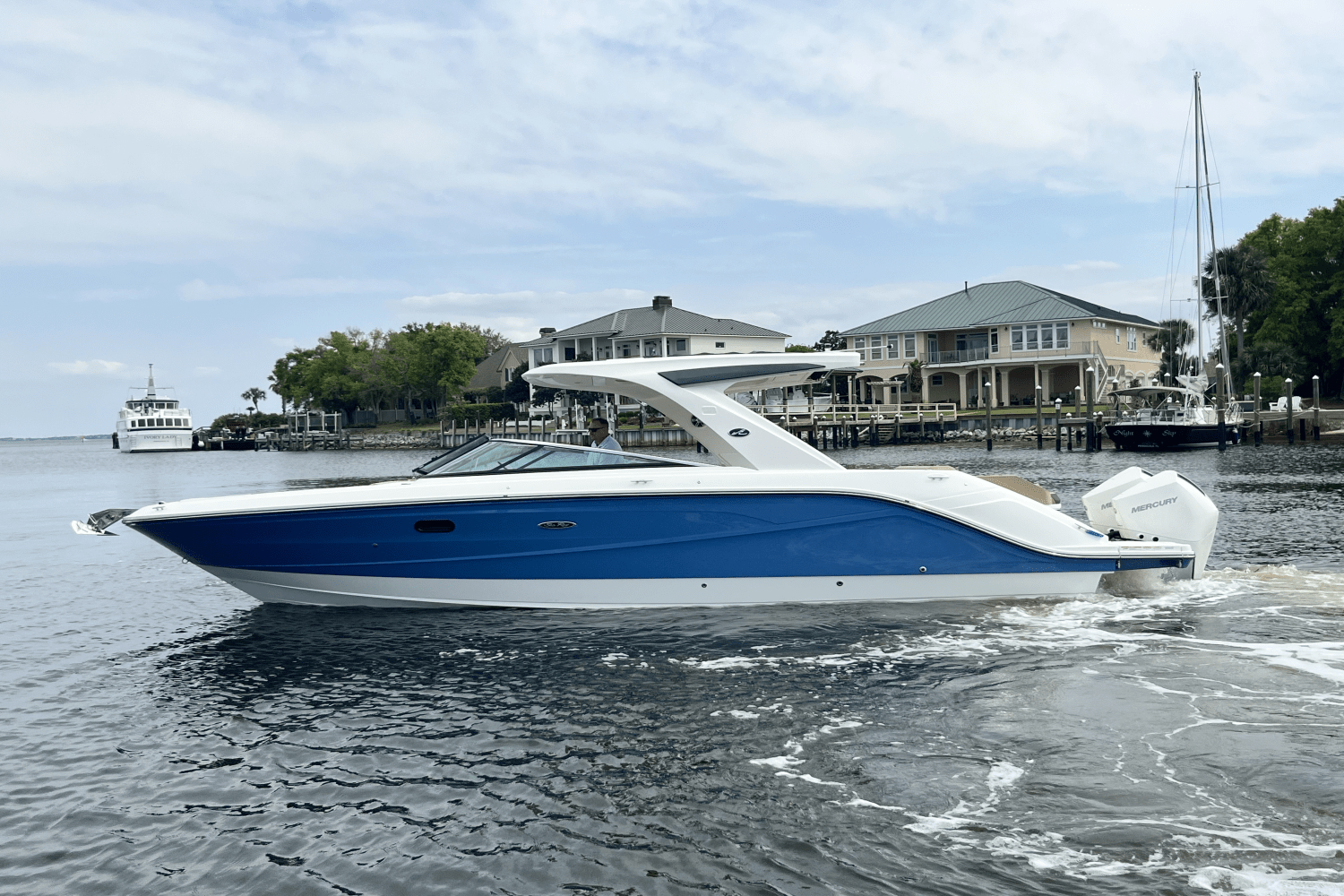 Slide: The Image of Sea Ray SLX 310 Outboard 2025 - 3