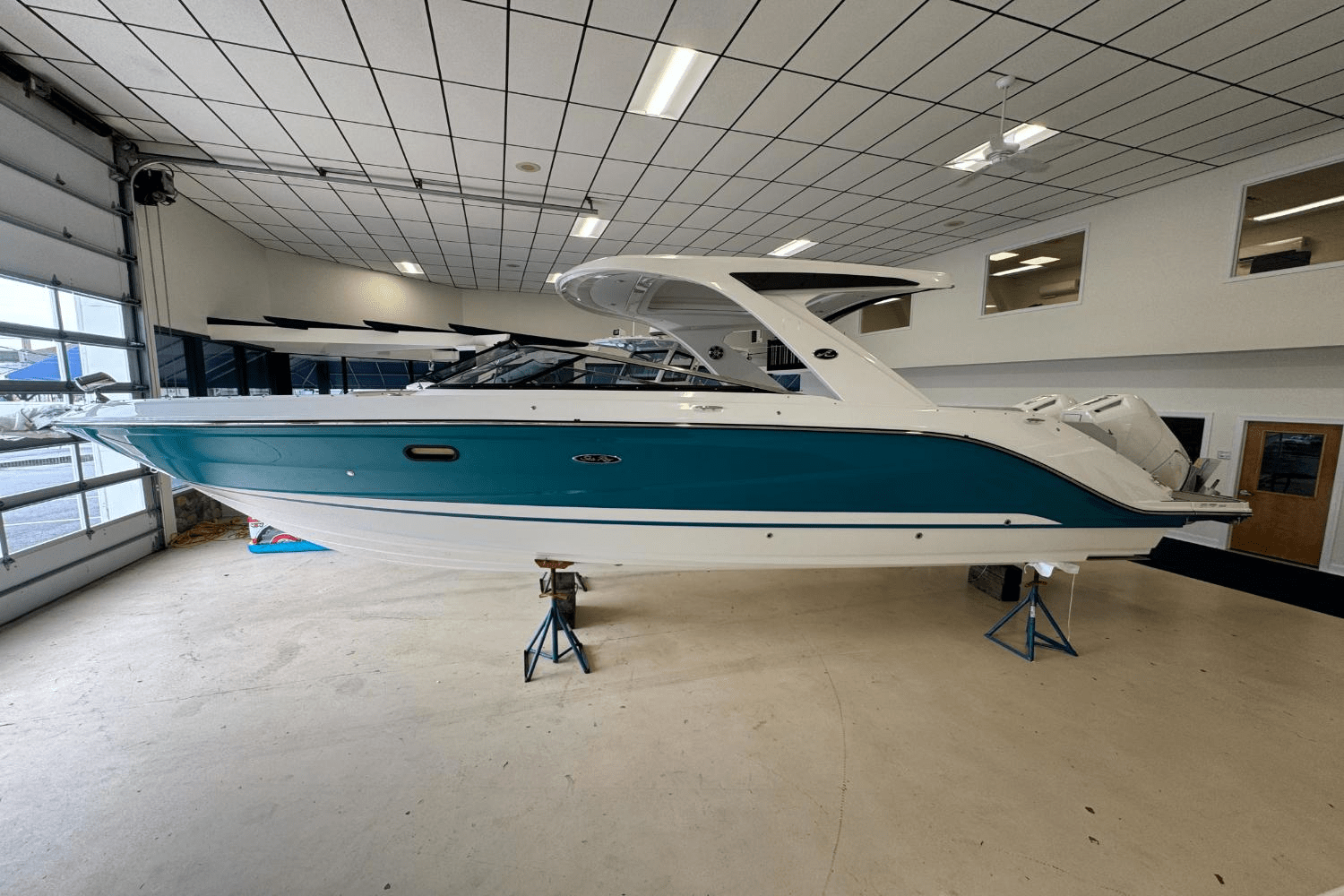 Slide: The Image of Sea Ray SLX 310 Outboard 2025 - 3