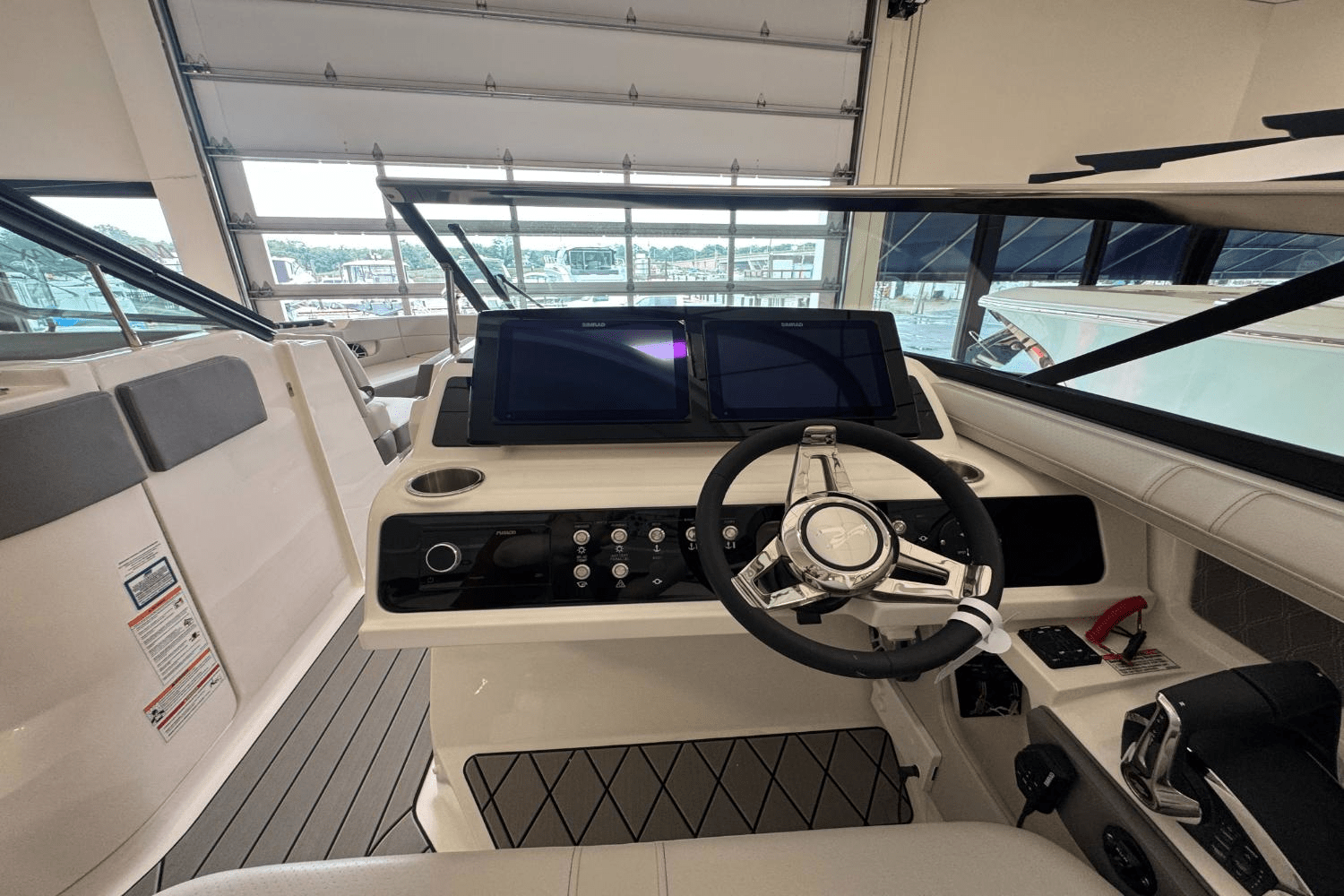 Slide: The Image of Sea Ray SLX 310 Outboard 2025 - 32