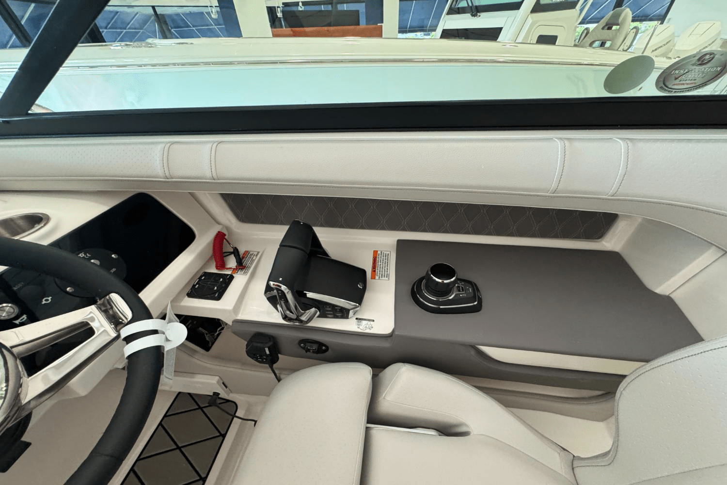 Slide: The Image of Sea Ray SLX 310 Outboard 2025 - 33