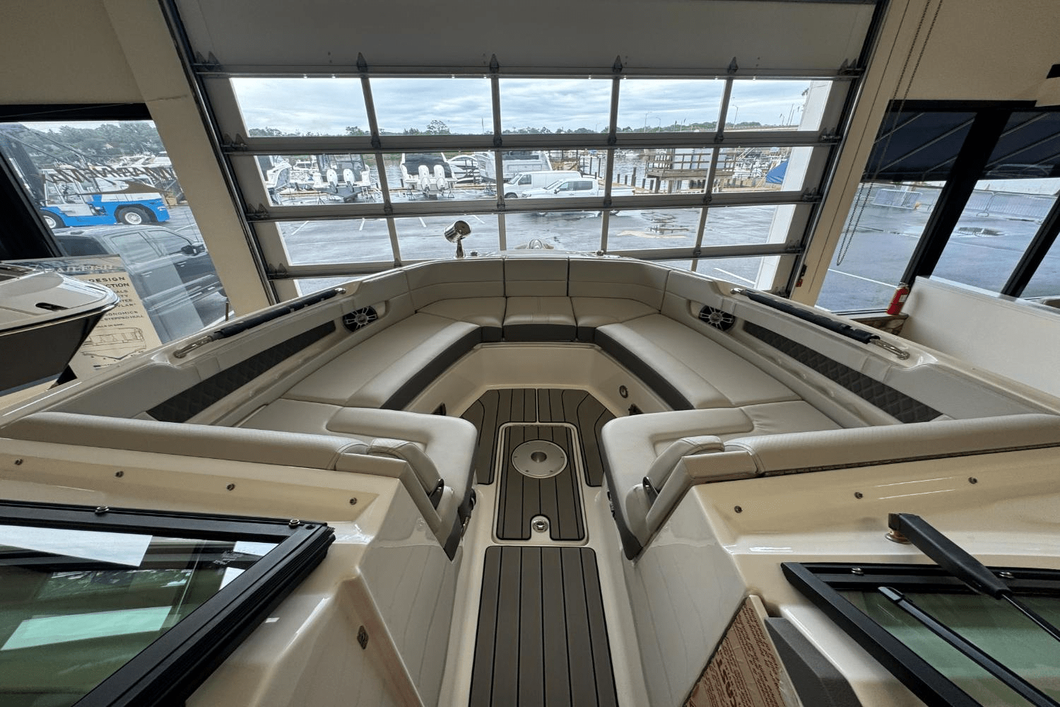 Slide: The Image of Sea Ray SLX 310 Outboard 2025 - 34