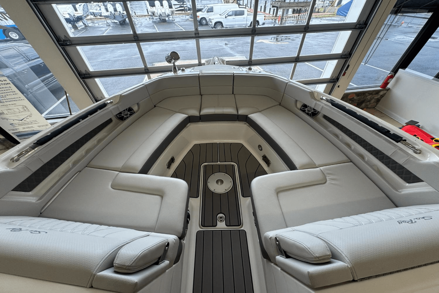 Slide: The Image of Sea Ray SLX 310 Outboard 2025 - 35