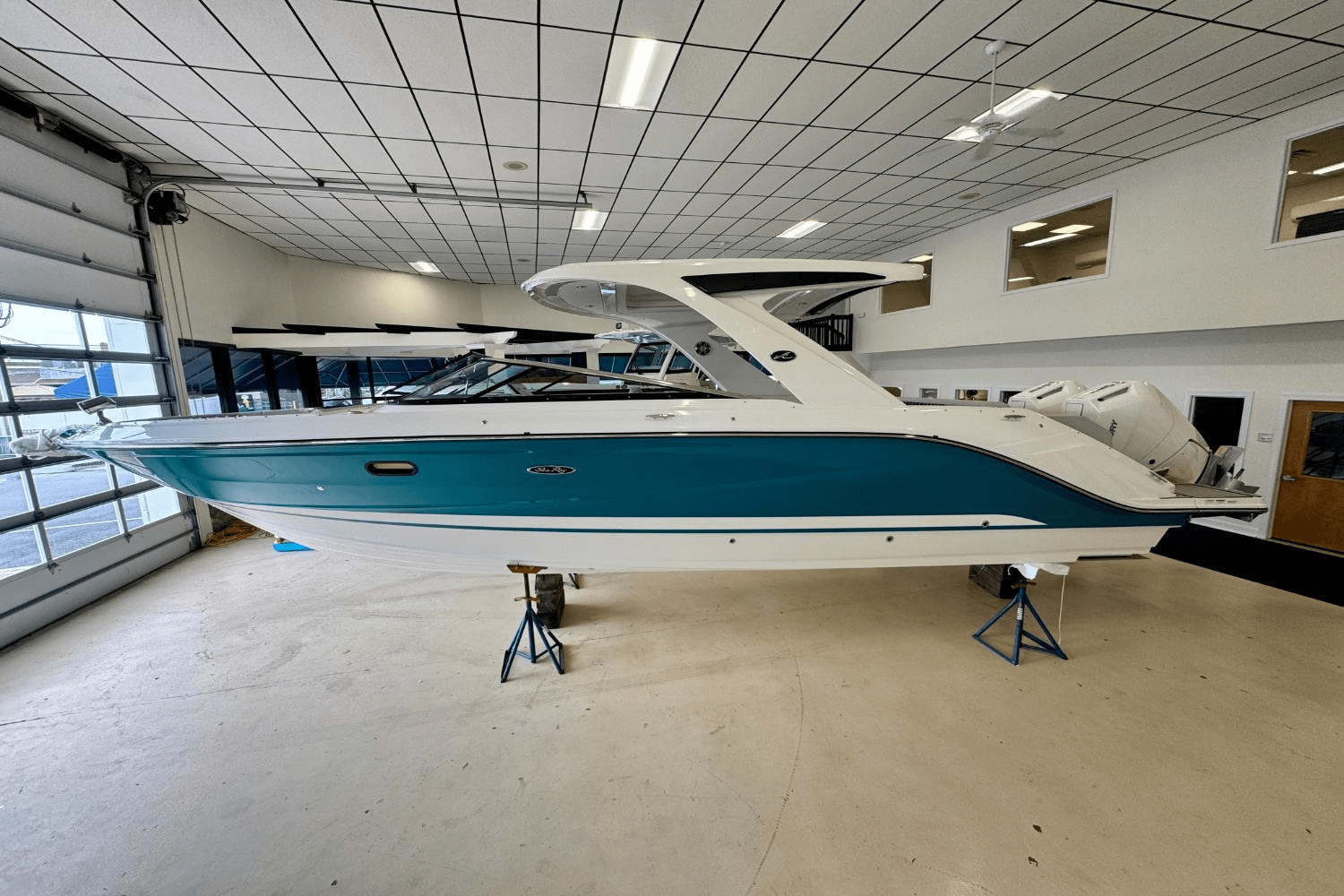 Slide: The Image of Sea Ray SLX 310 Outboard 2025 - 4