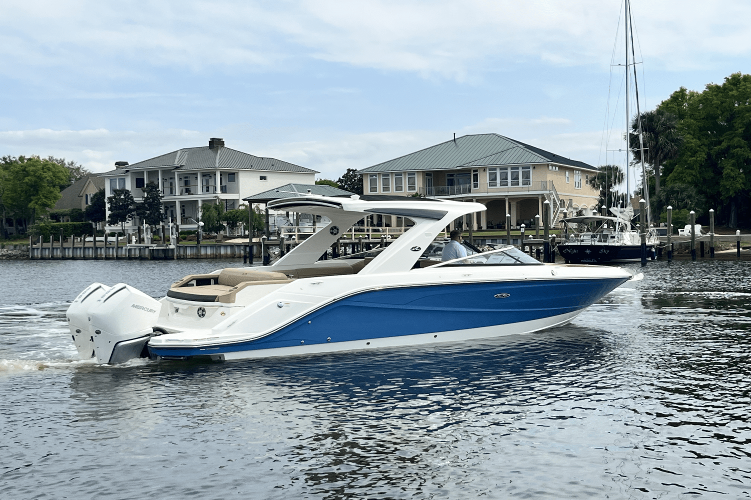 Slide: The Image of Sea Ray SLX 310 Outboard 2025 - 5