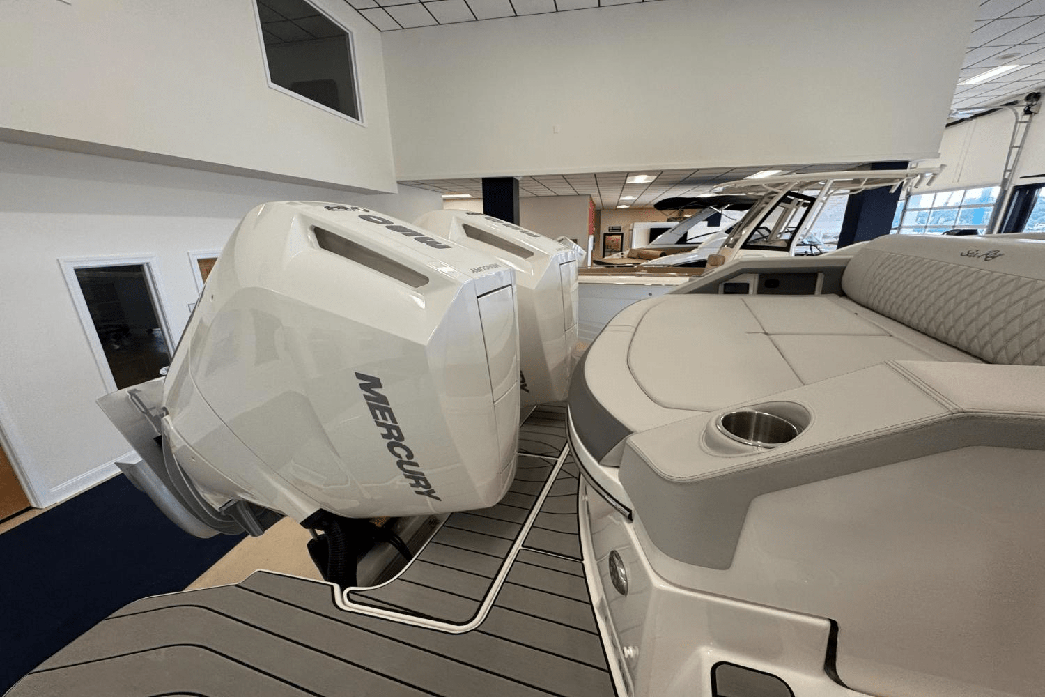 Slide: The Image of Sea Ray SLX 310 Outboard 2025 - 5