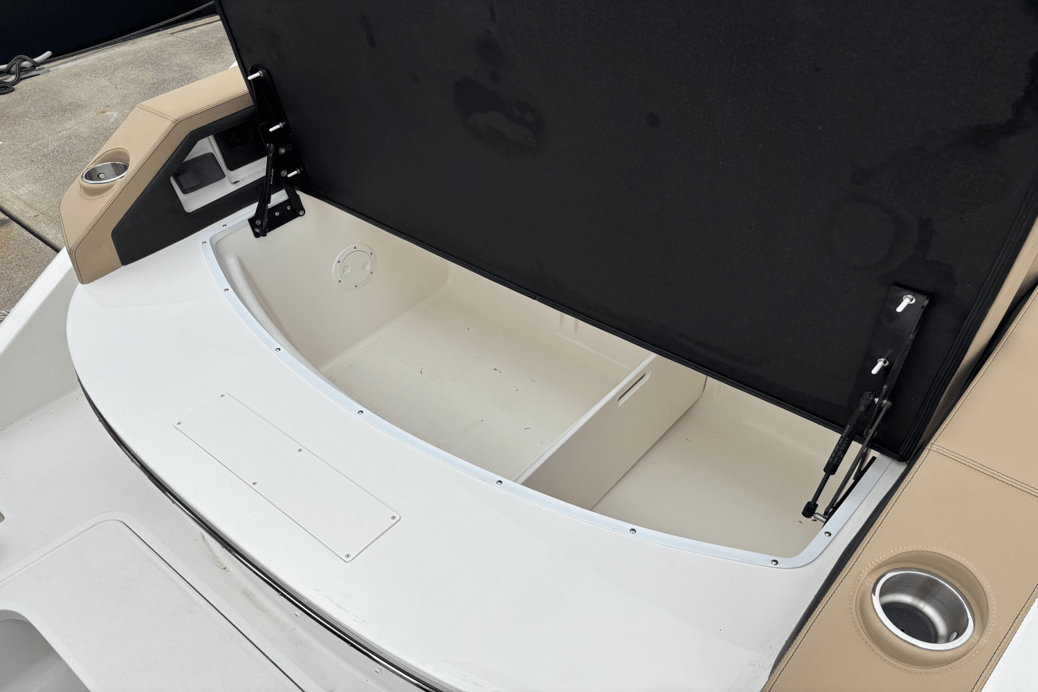 Slide: The Image of Sea Ray SLX 310 Outboard 2025 - 6