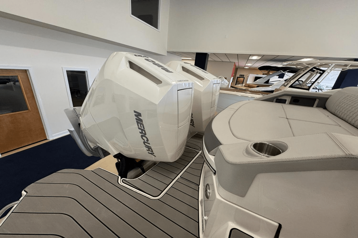 Slide: The Image of Sea Ray SLX 310 Outboard 2025 - 6