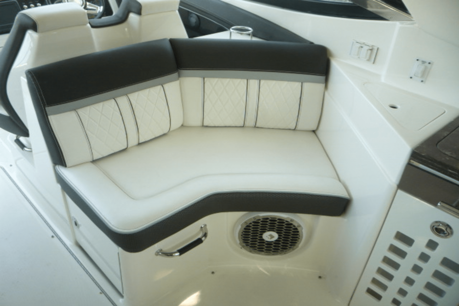 Slide: The Image of Sea Ray SLX 350 Outboard 2017 - 12