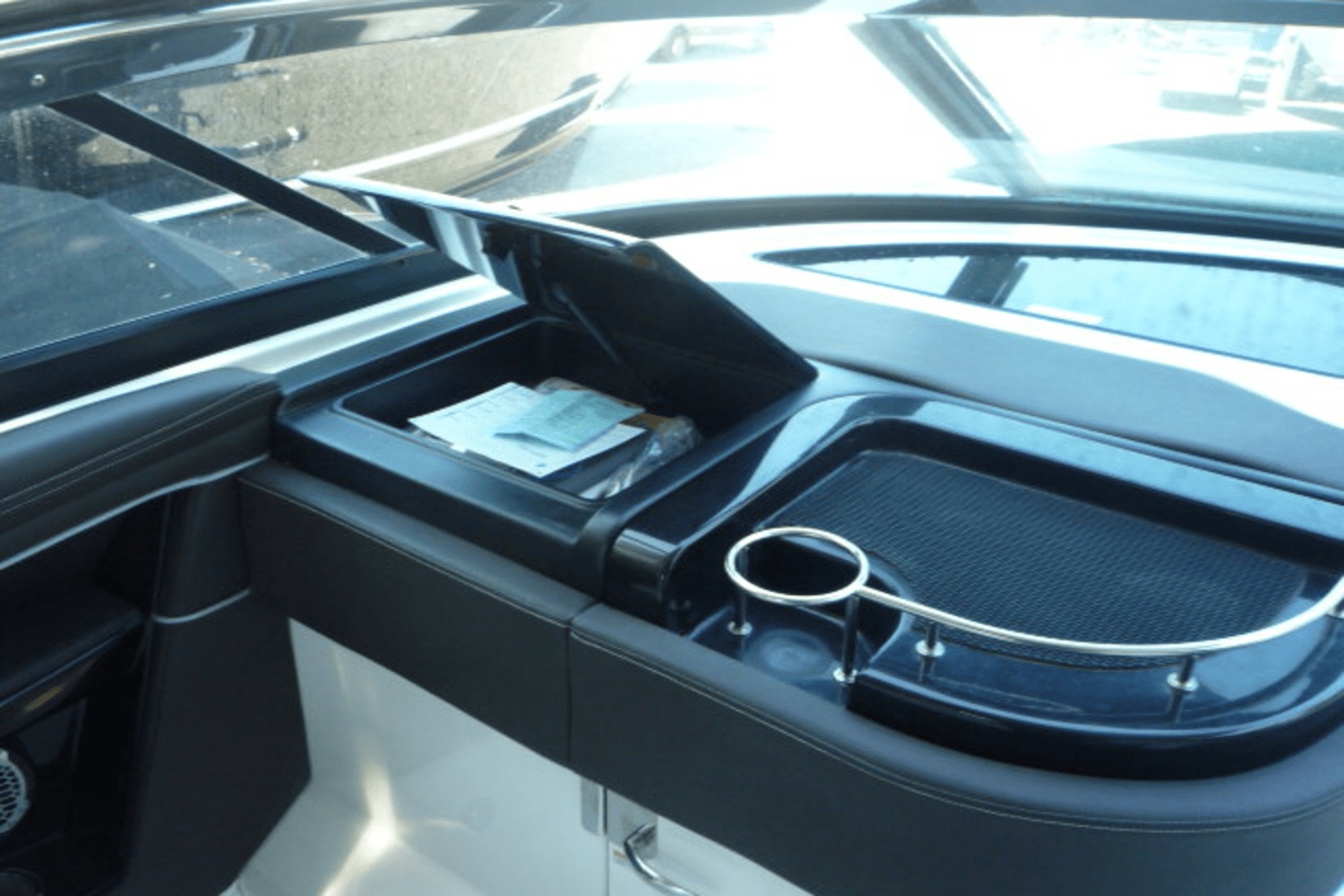 Slide: The Image of Sea Ray SLX 350 Outboard 2017 - 21