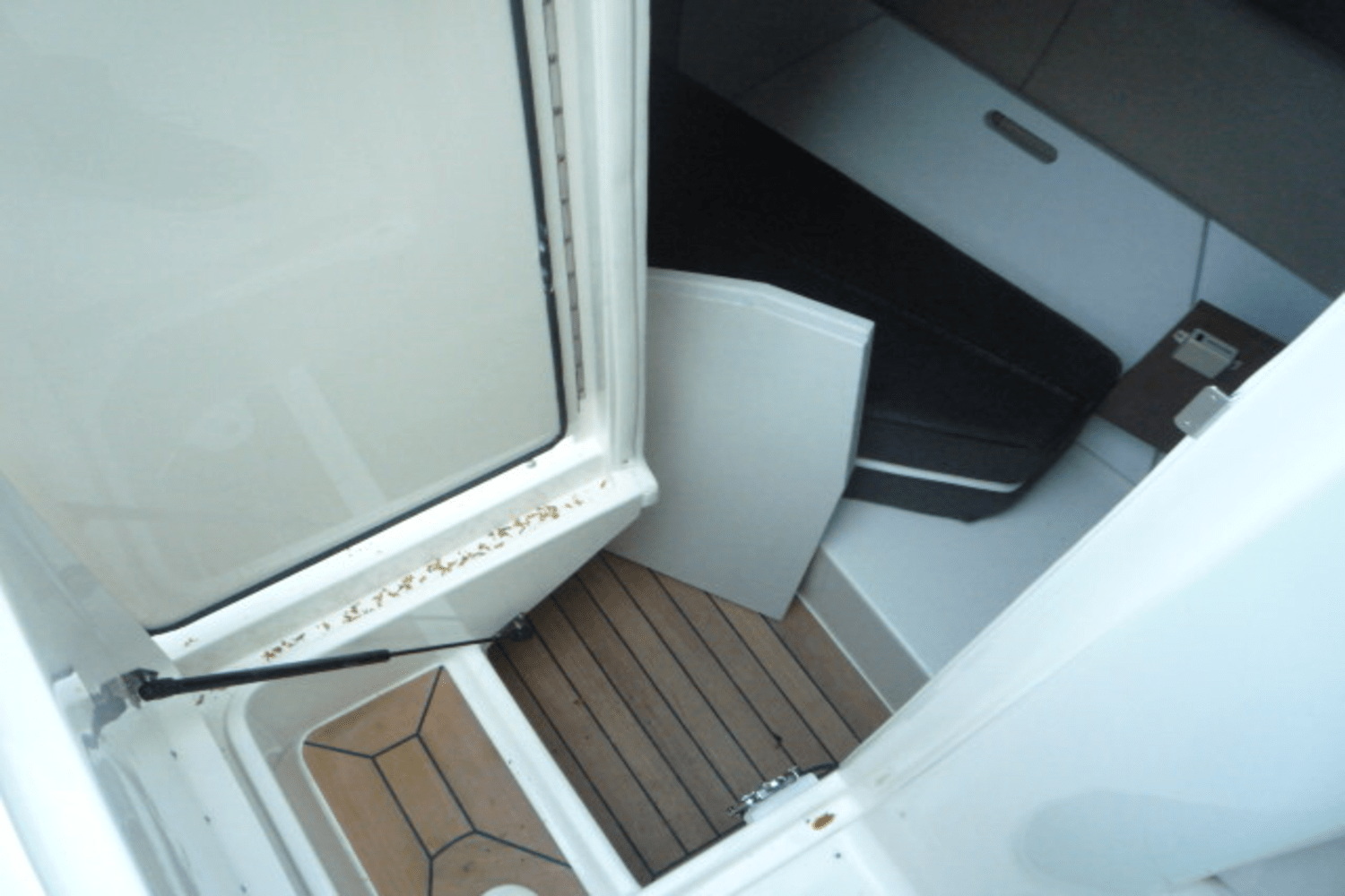 Slide: The Image of Sea Ray SLX 350 Outboard 2017 - 25