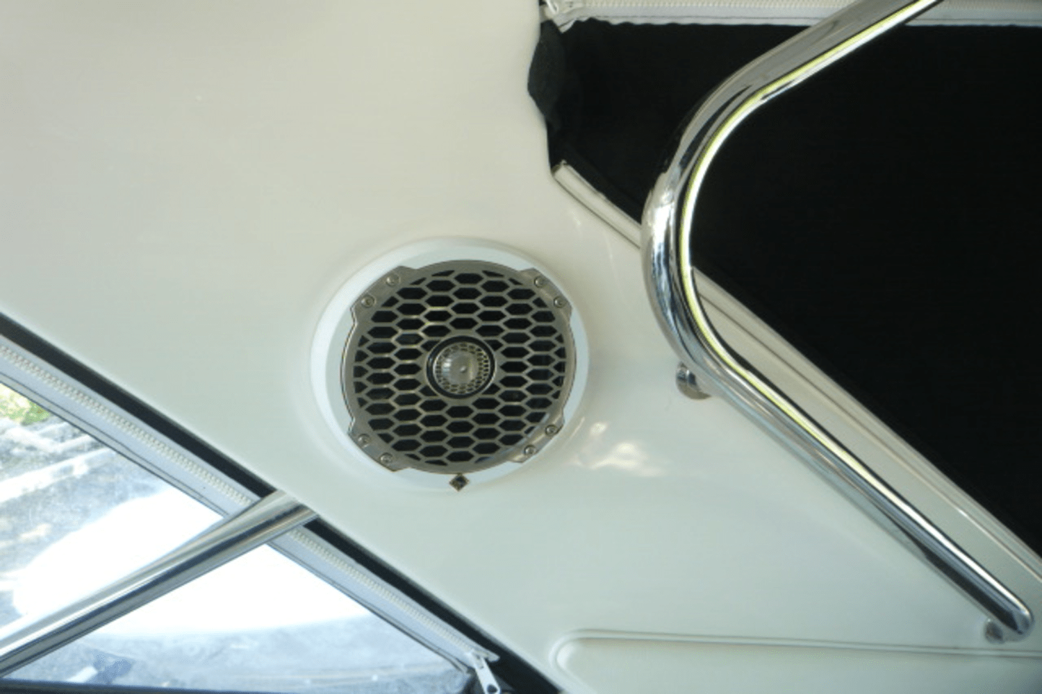 Slide: The Image of Sea Ray SLX 350 Outboard 2017 - 41