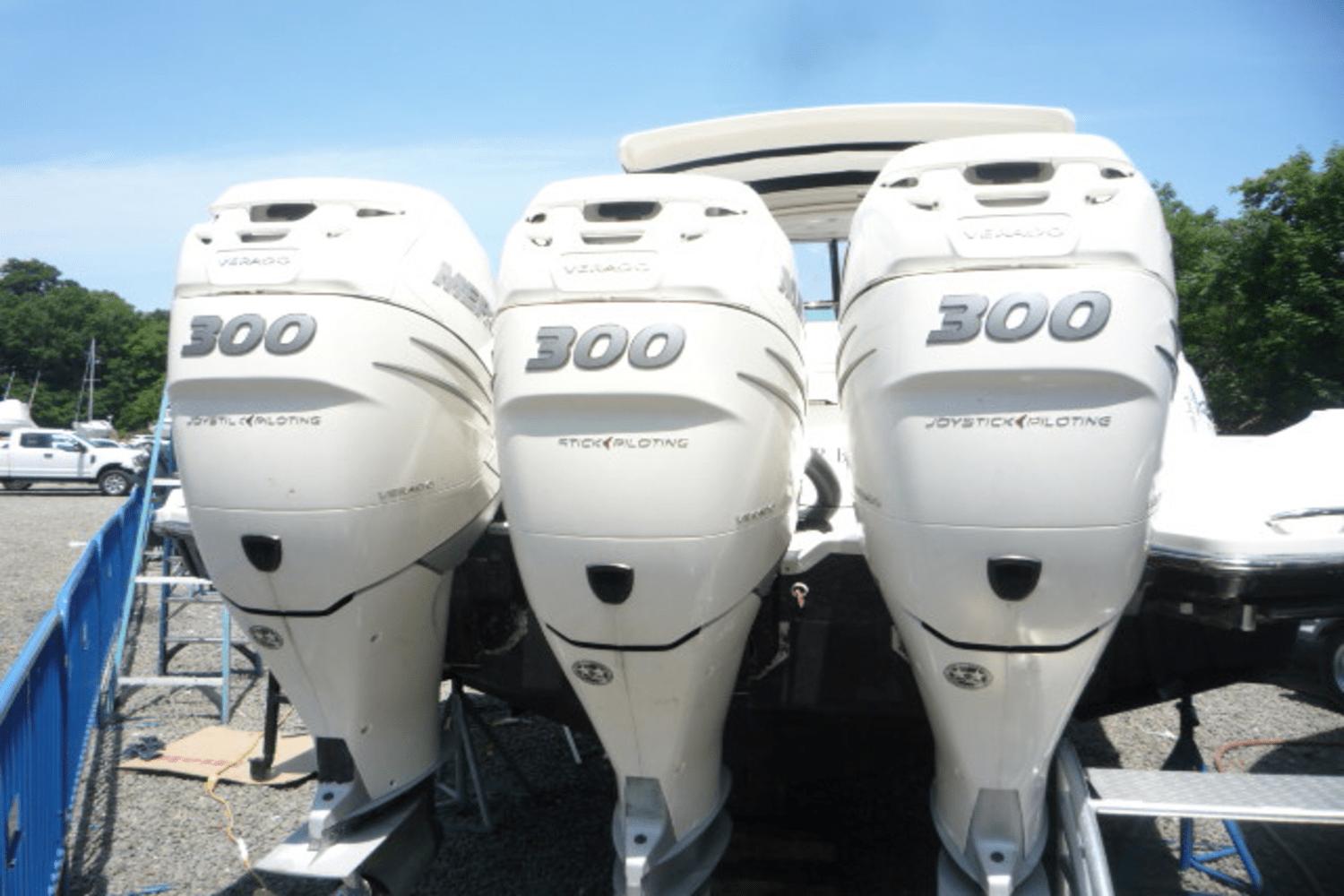 Slide: The Image of Sea Ray SLX 350 Outboard 2017 - 5