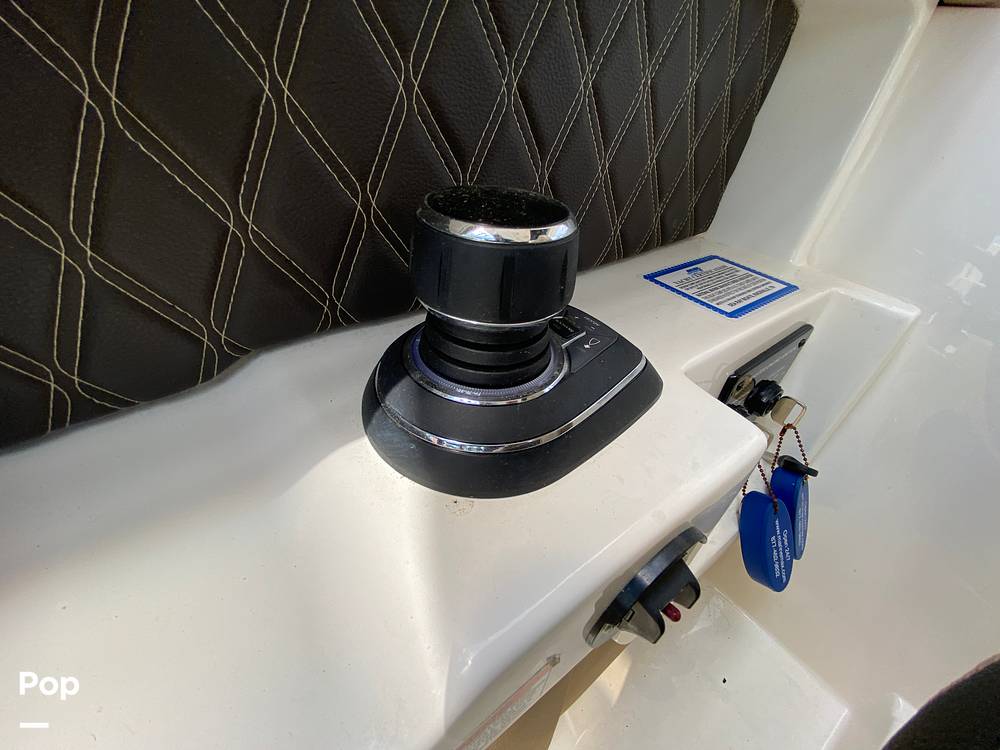 Slide: The Image of Sea Ray SLX 350 Outboard 2020 - 14580415