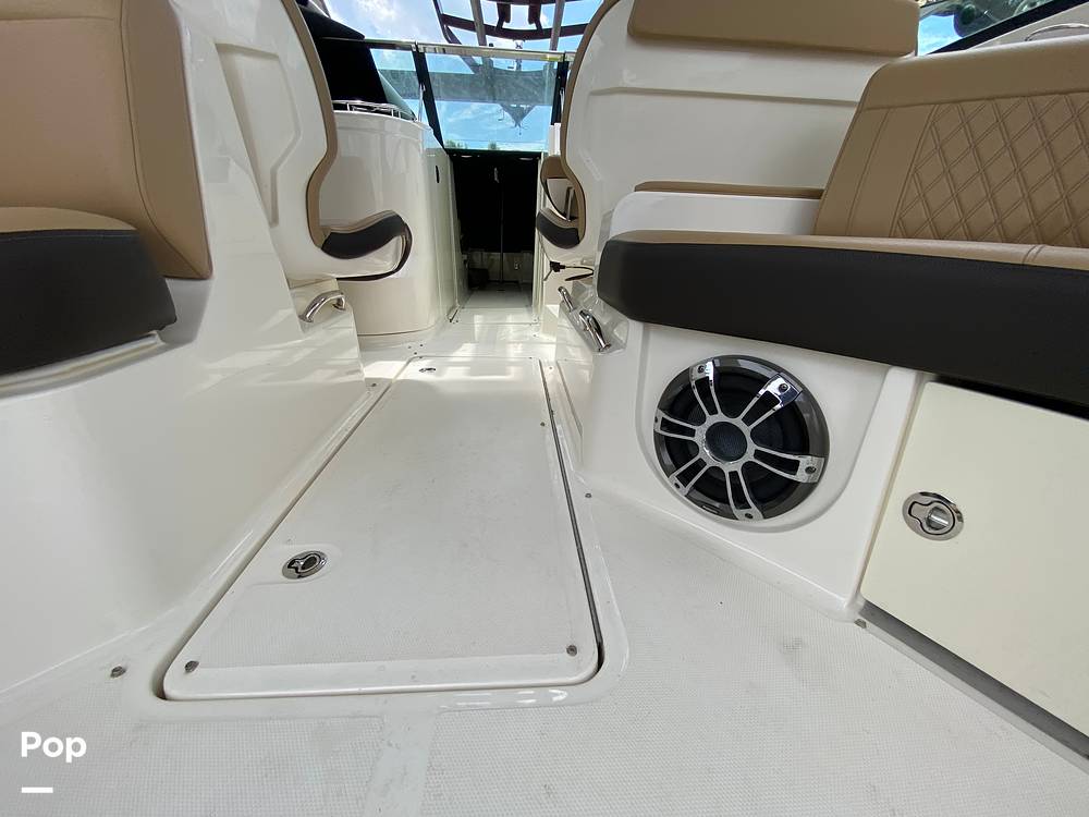 Slide: The Image of Sea Ray SLX 350 Outboard 2020 - 14580424