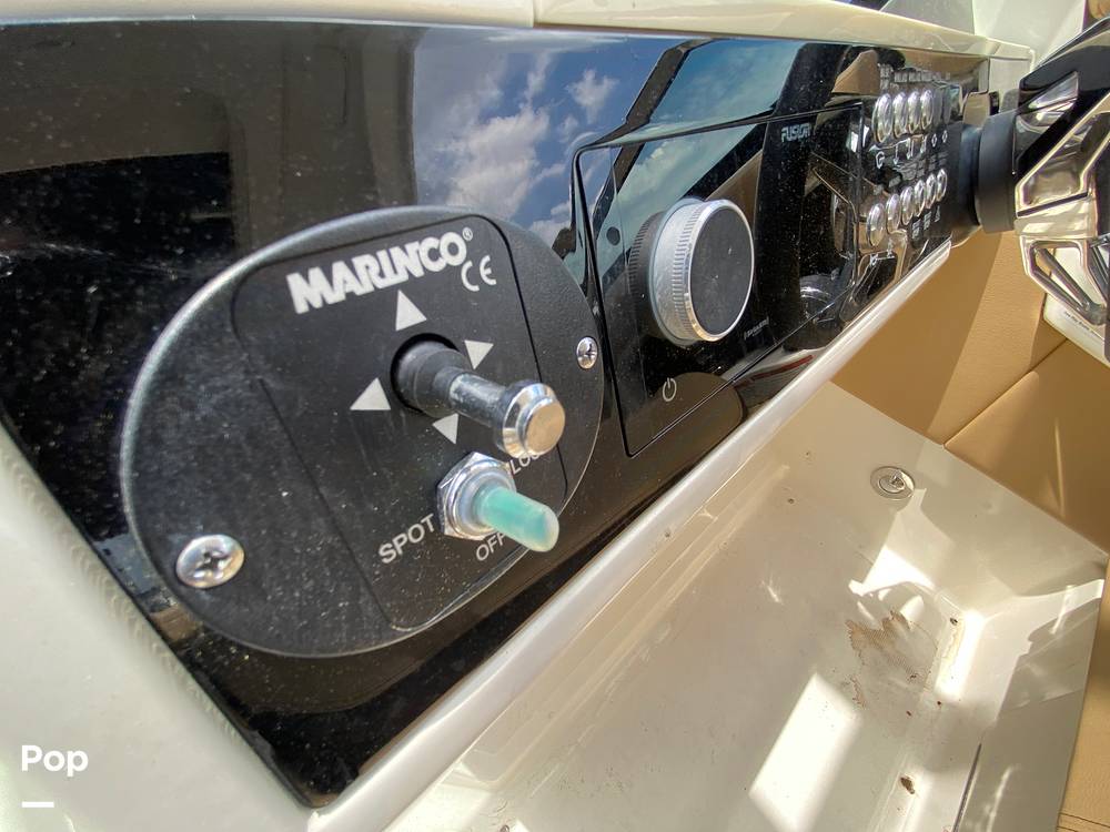 Slide: The Image of Sea Ray SLX 350 Outboard 2020 - 14580430