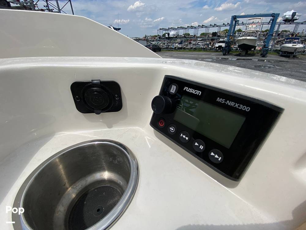Slide: The Image of Sea Ray SLX 350 Outboard 2020 - 14580442