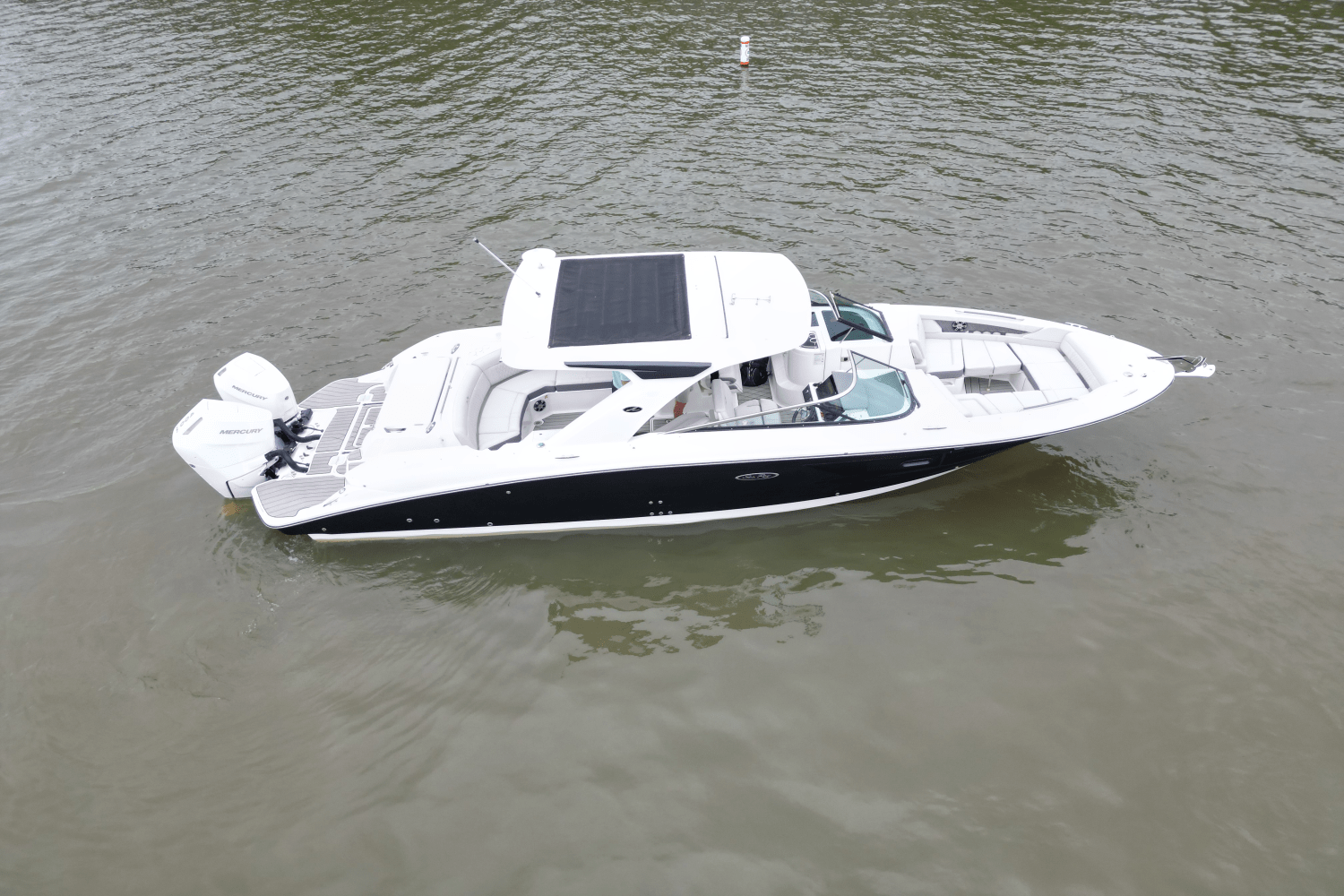 Slide: The Image of Sea Ray SLX 350 Outboard 2025 - 0