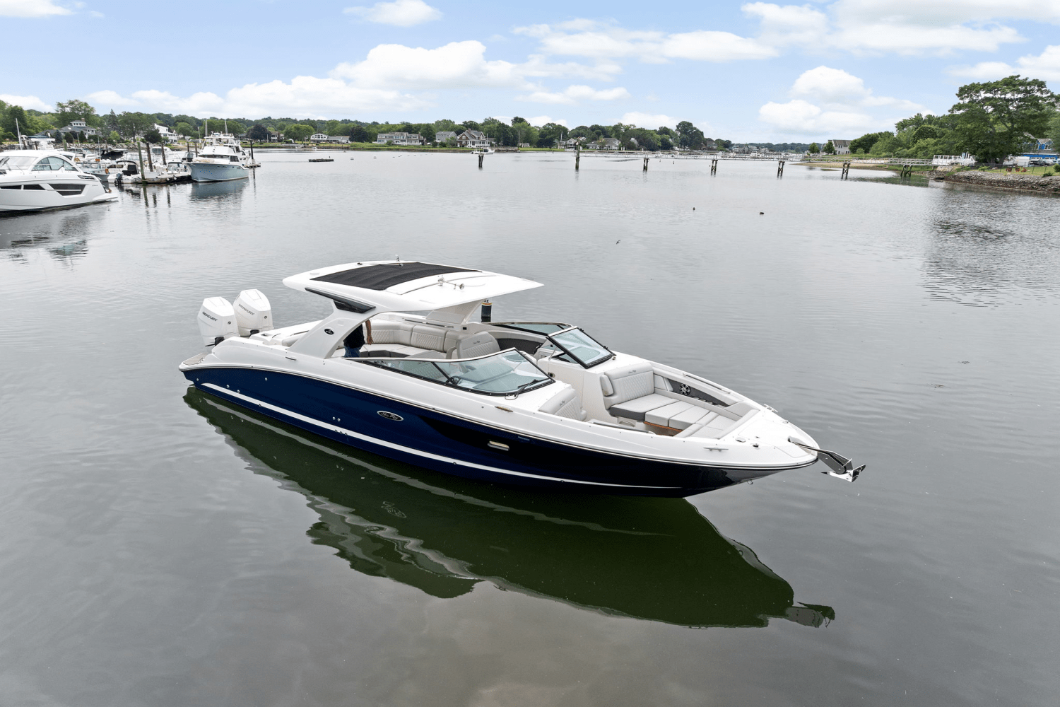 Slide: The Image of Sea Ray SLX 350 Outboard 2025 - 1